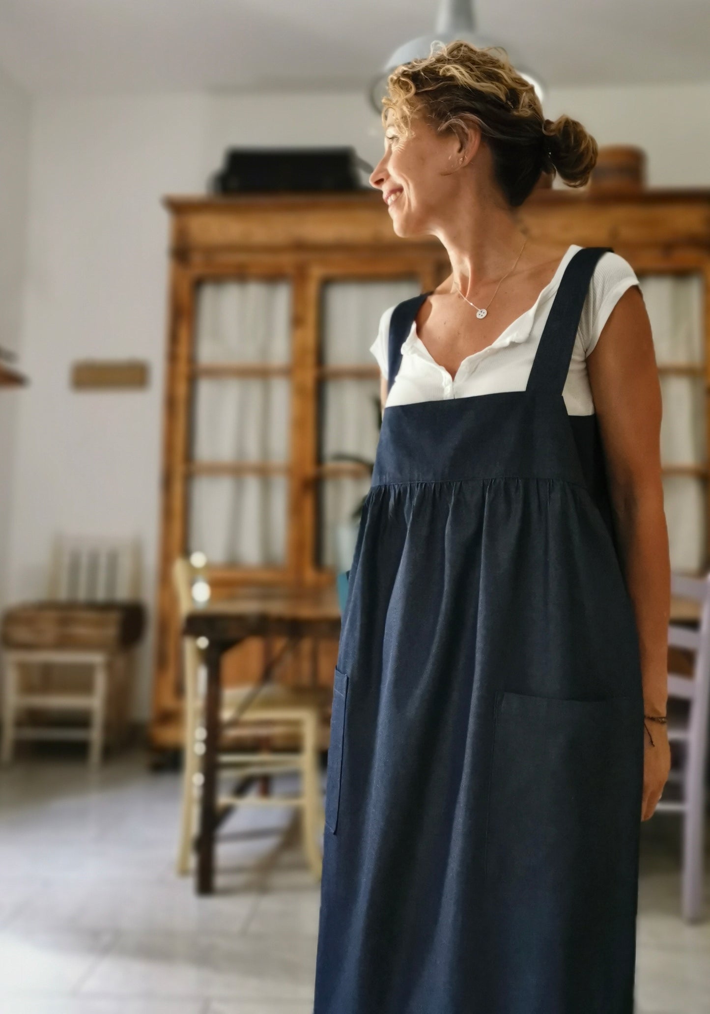 Blue chambray apron with straps (Ref. 319)