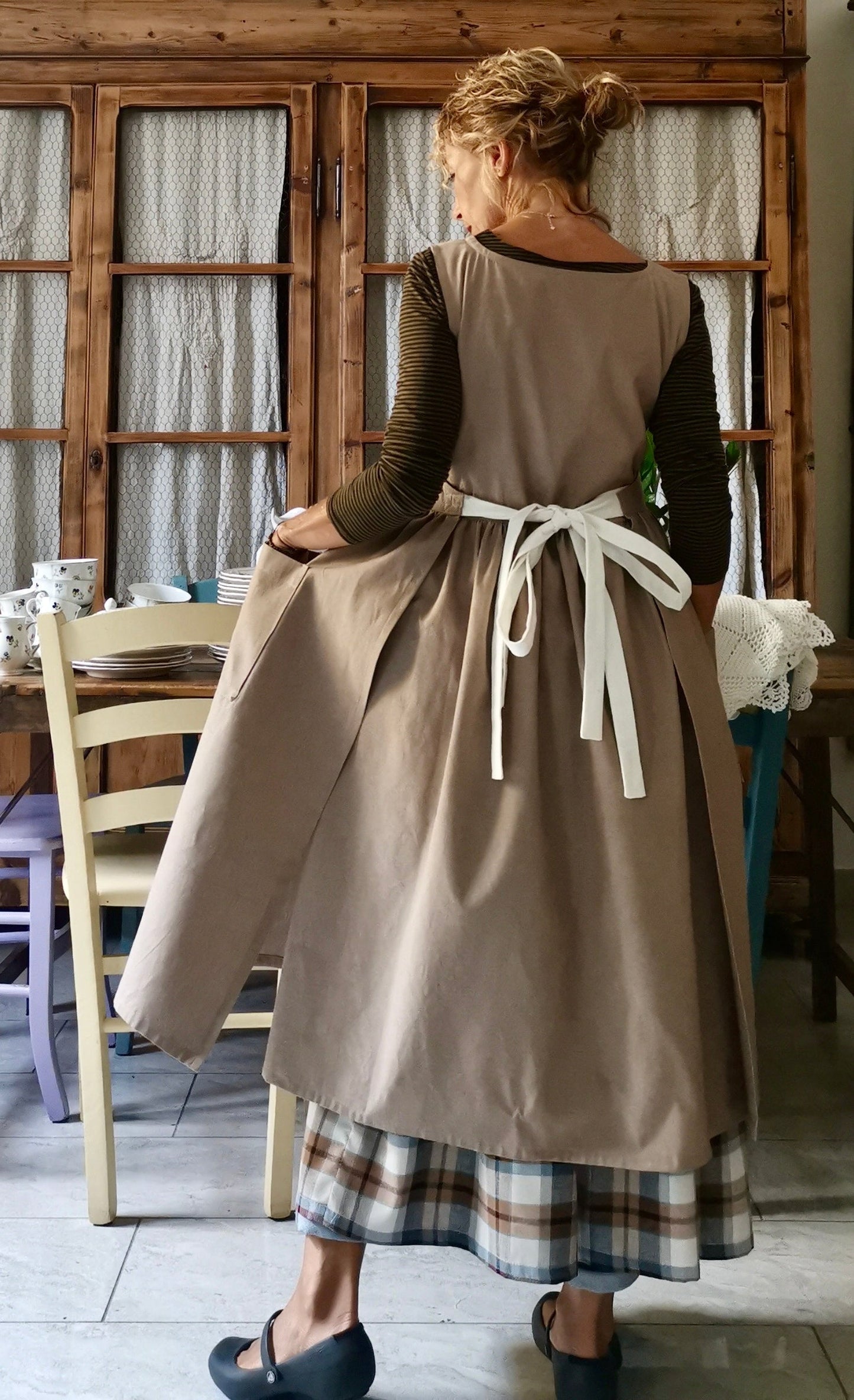 Reserved Dove-colored women's apron with cream laces (Ref. 43)