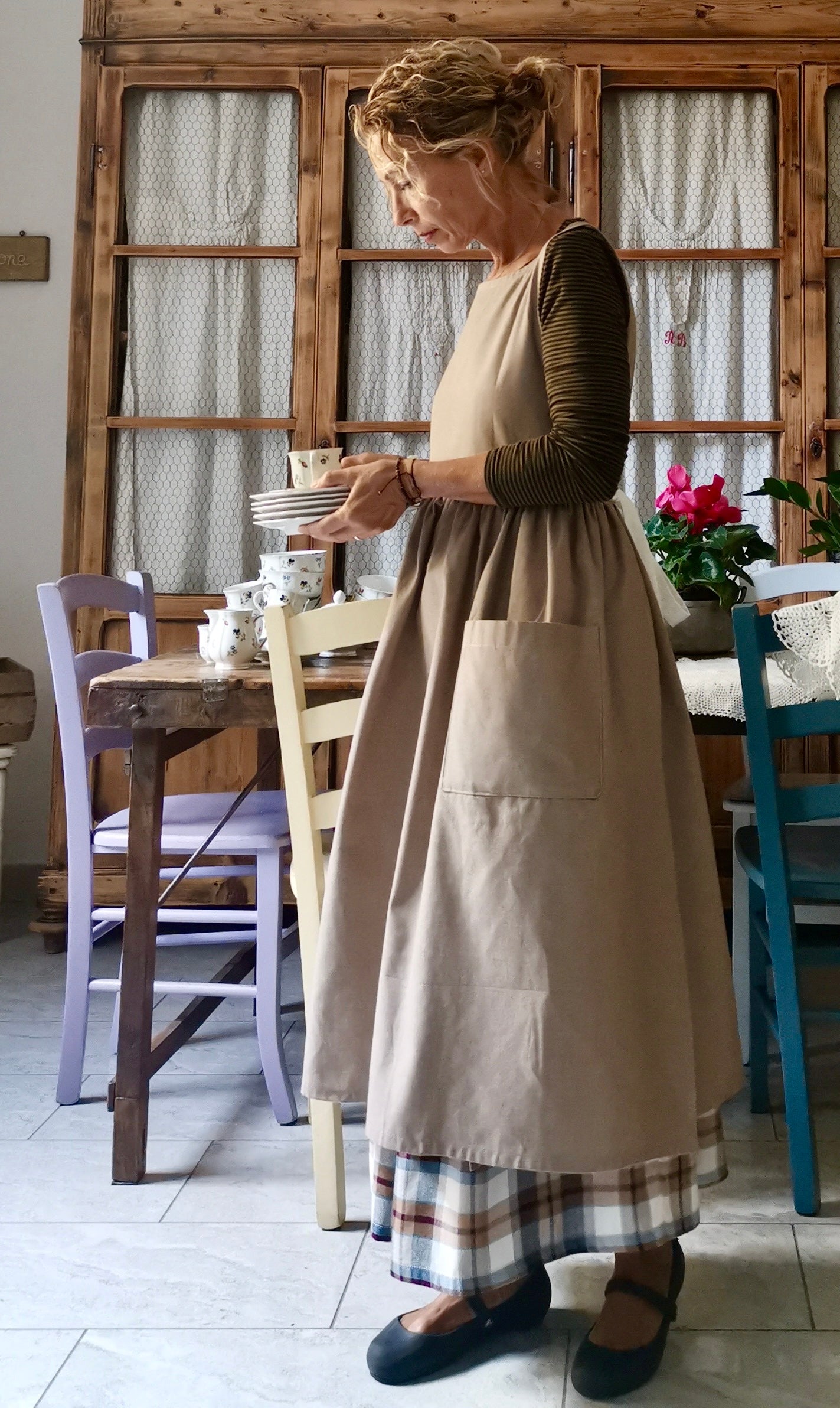 Reserved Dove-colored women's apron with cream laces (Ref. 43)