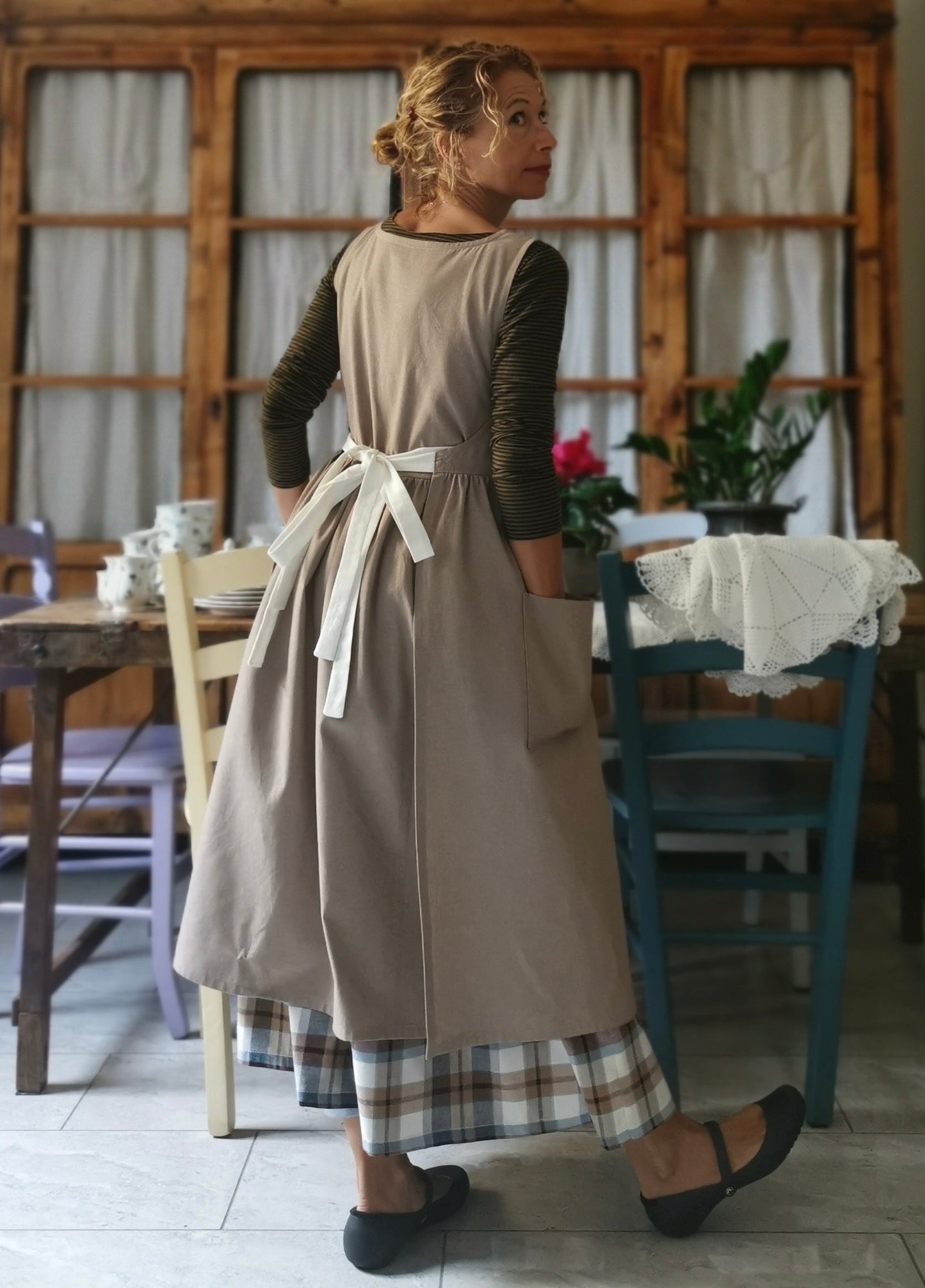 Reserved Dove-colored women's apron with cream laces (Ref. 43)