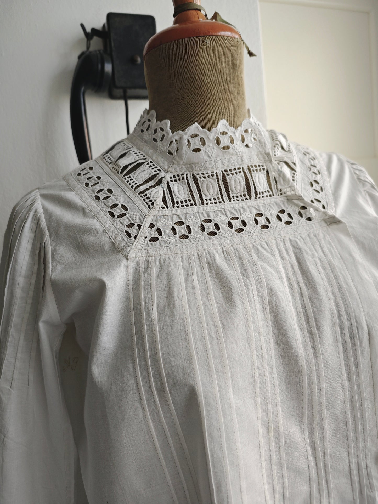 Camicia antica con pizzo a maniche lunghe  “Corredo di Angiolina”