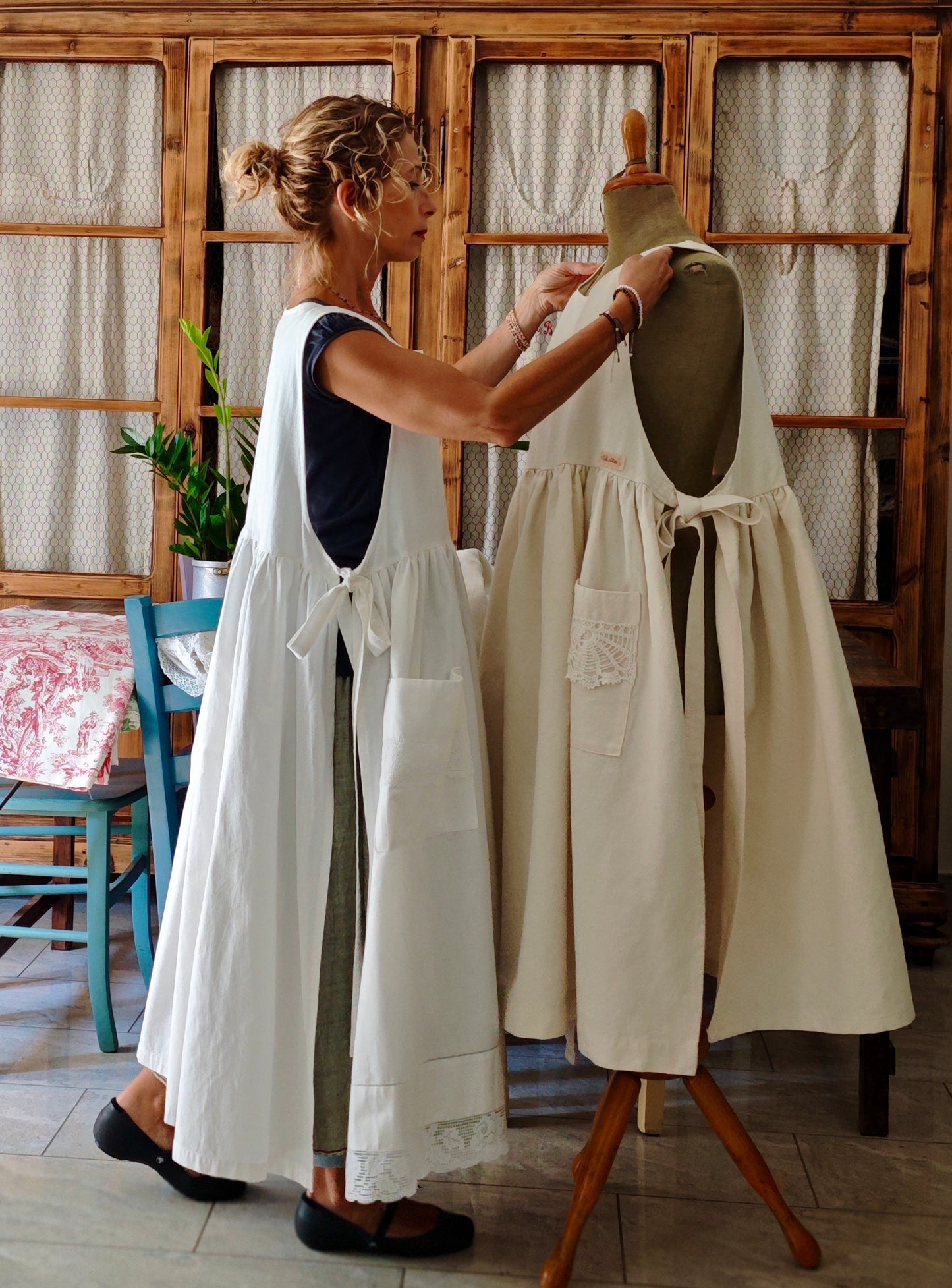 Long kitchen apron with lace and NCA monogram (Ref. 201)