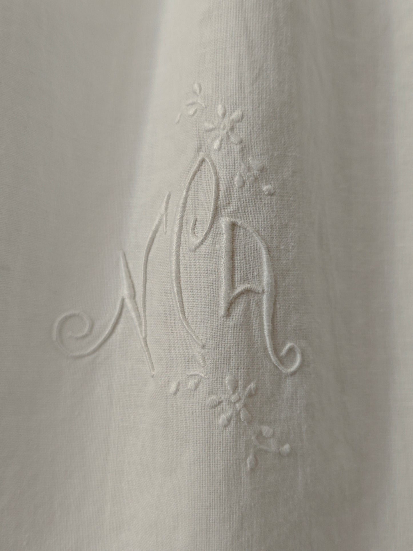 Long kitchen apron with lace and NCA monogram (Ref. 201)