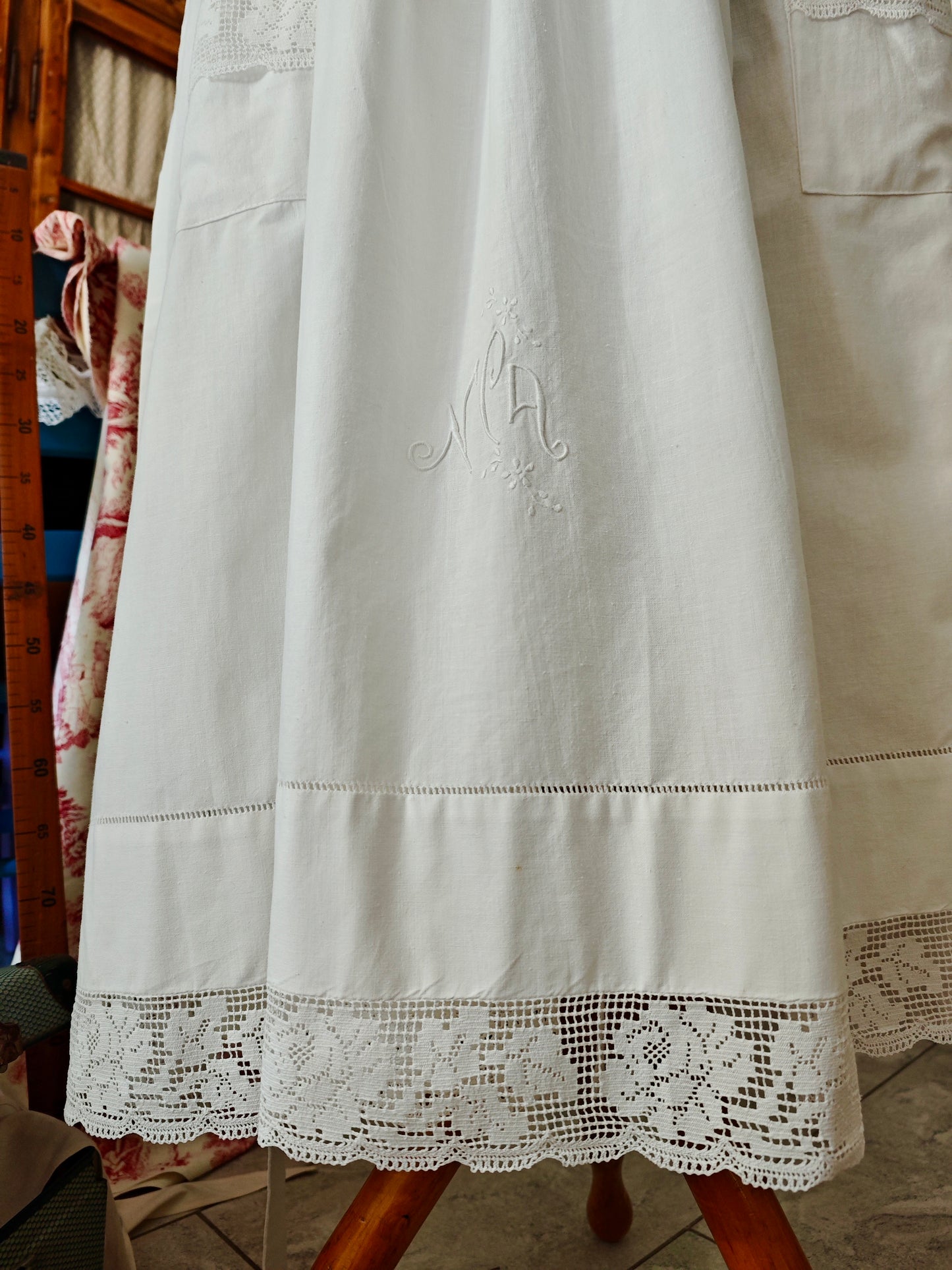 Long kitchen apron with lace and NCA monogram (Ref. 201)