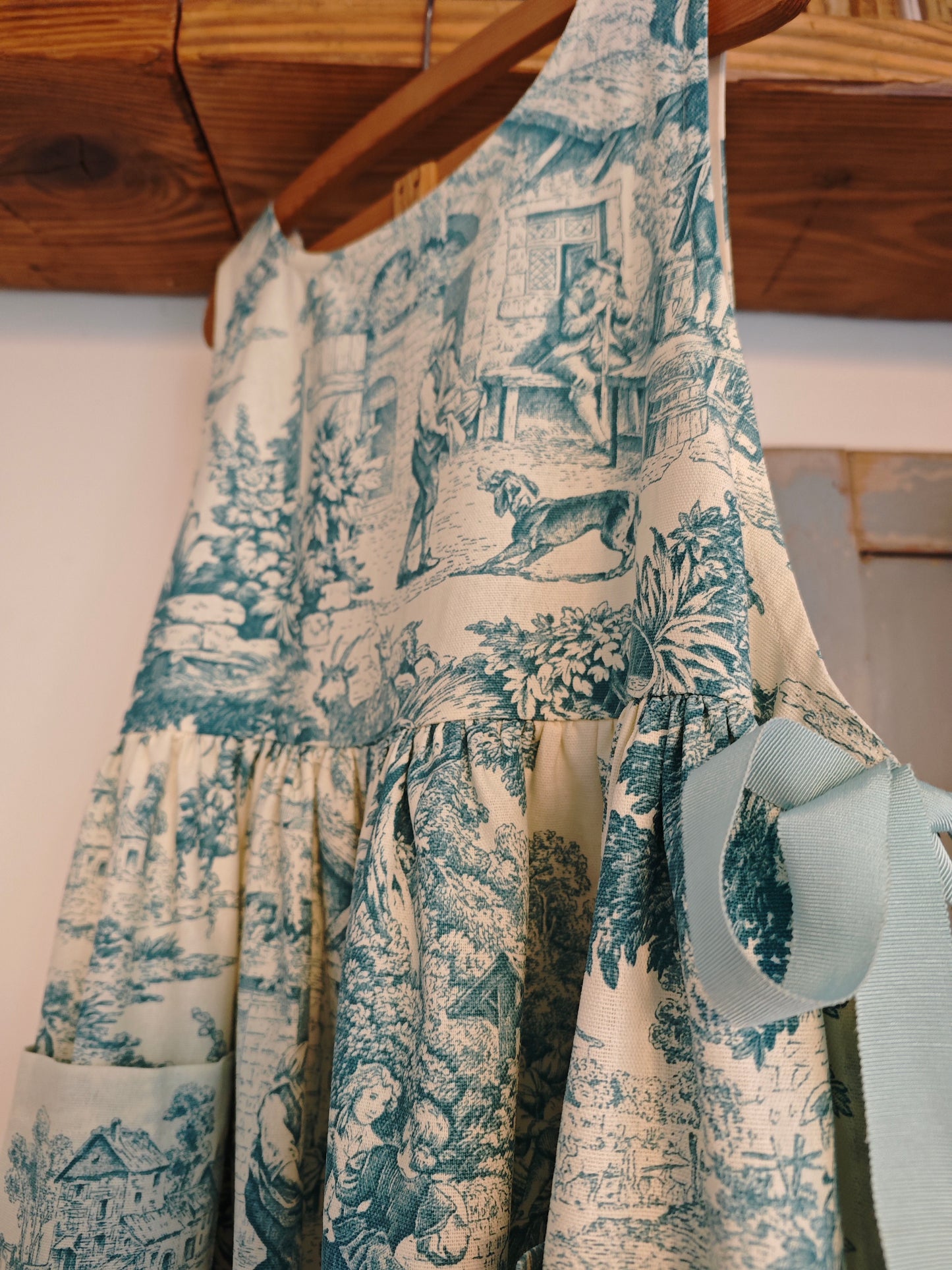 Sugar paper toile de Jouy apron with grosgrain laces (Ref. 333)