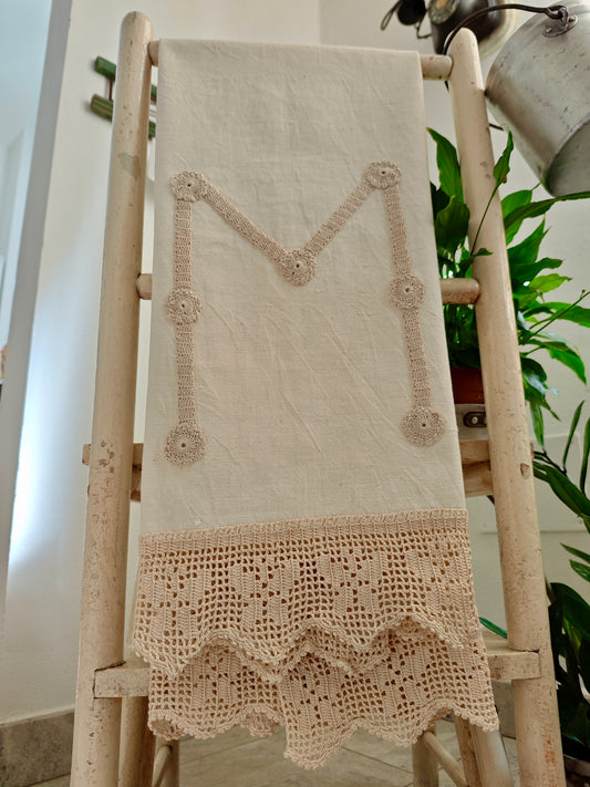 Serviette vintage avec initiale M et volant au crochet