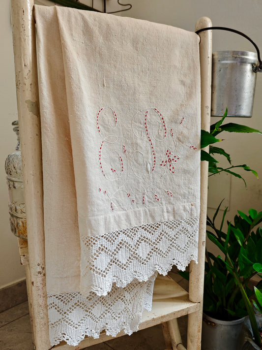 Tissu rustique avec monogramme EP et volants au crochet