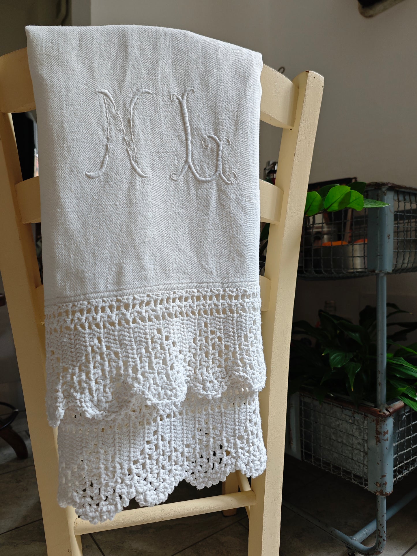 Serviette en coton à chevrons avec volants au crochet et monogramme NL