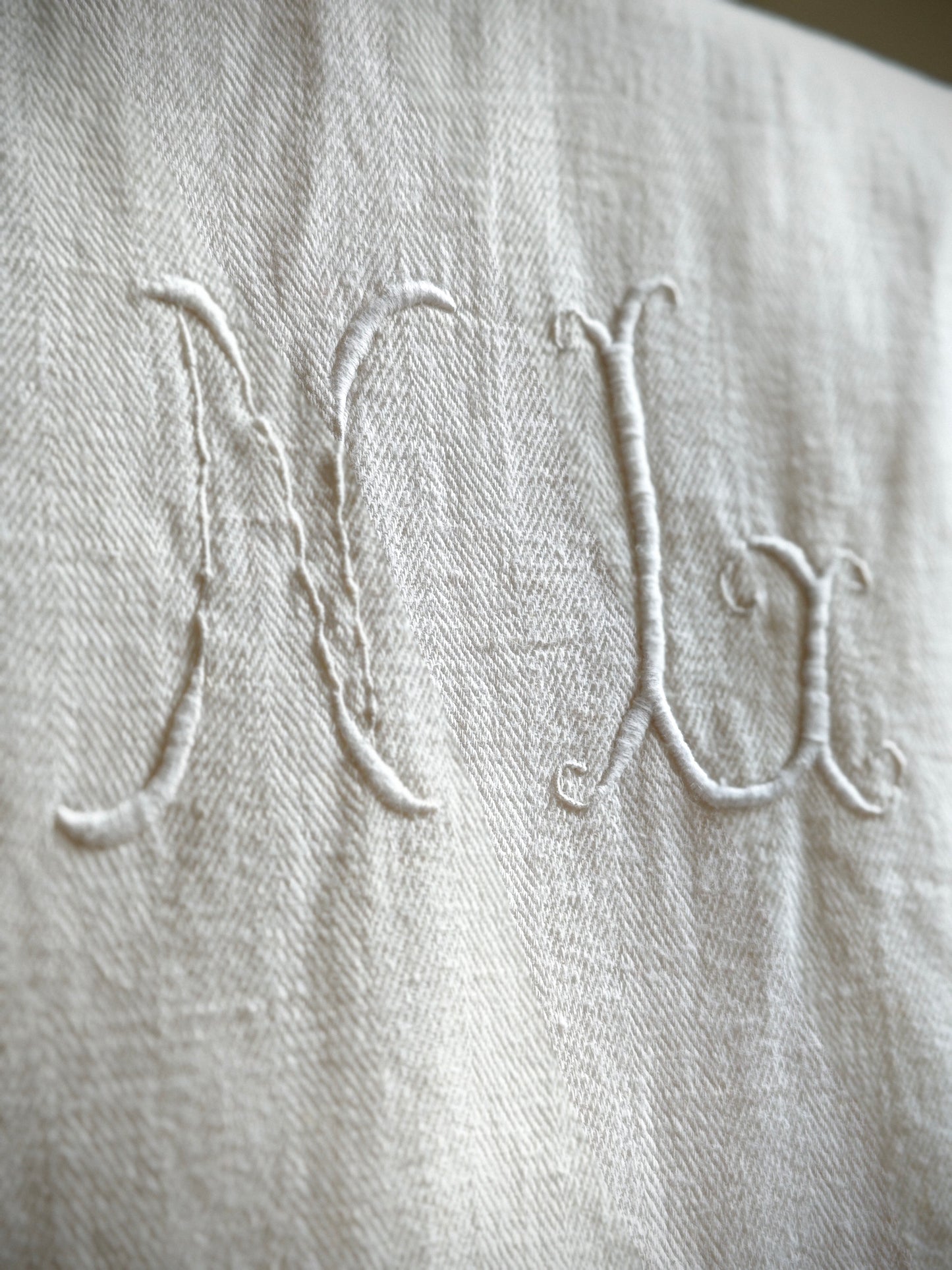 Serviette en coton à chevrons avec volants au crochet et monogramme NL