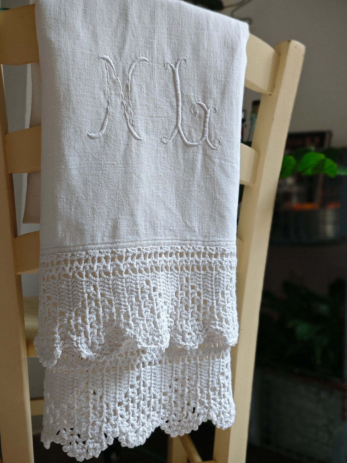 Serviette en coton à chevrons avec volants au crochet et monogramme NL