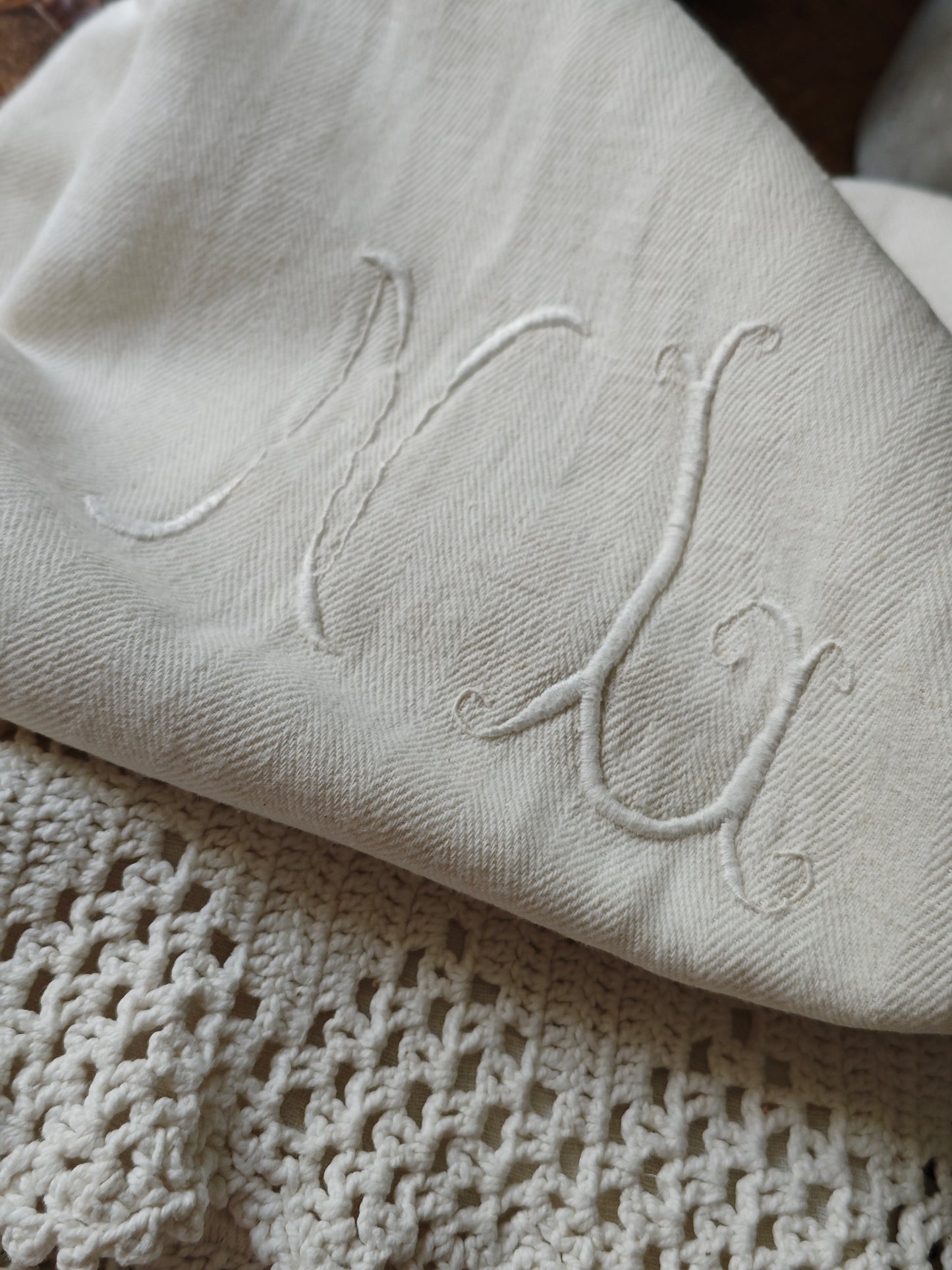 Serviette en coton à chevrons avec volants au crochet et monogramme NL