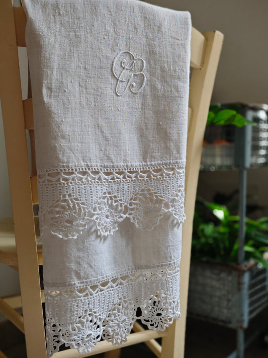 Serviette en lin avec monogramme CB et volants au crochet