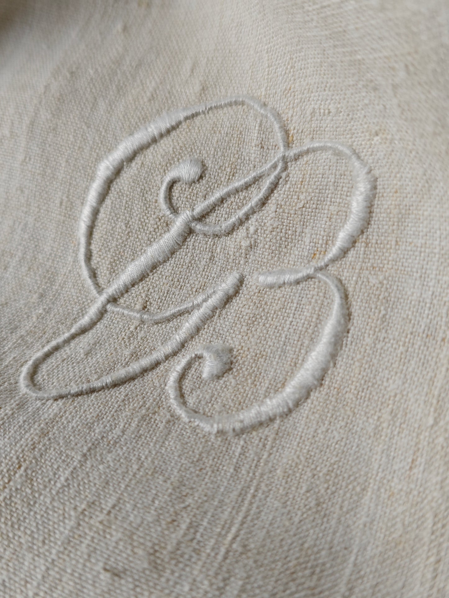 Serviette en lin avec monogramme CB et volants au crochet