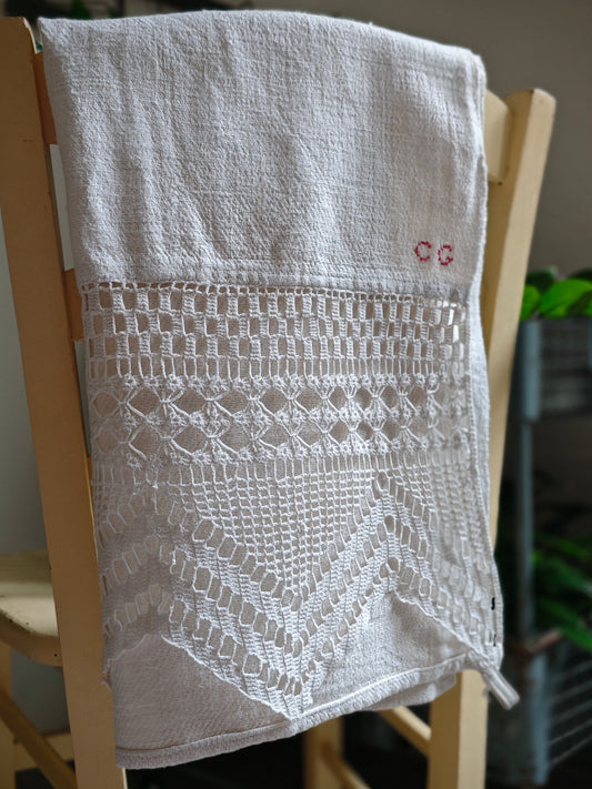 Tissu en coton antique avec volant au crochet et monogramme CG