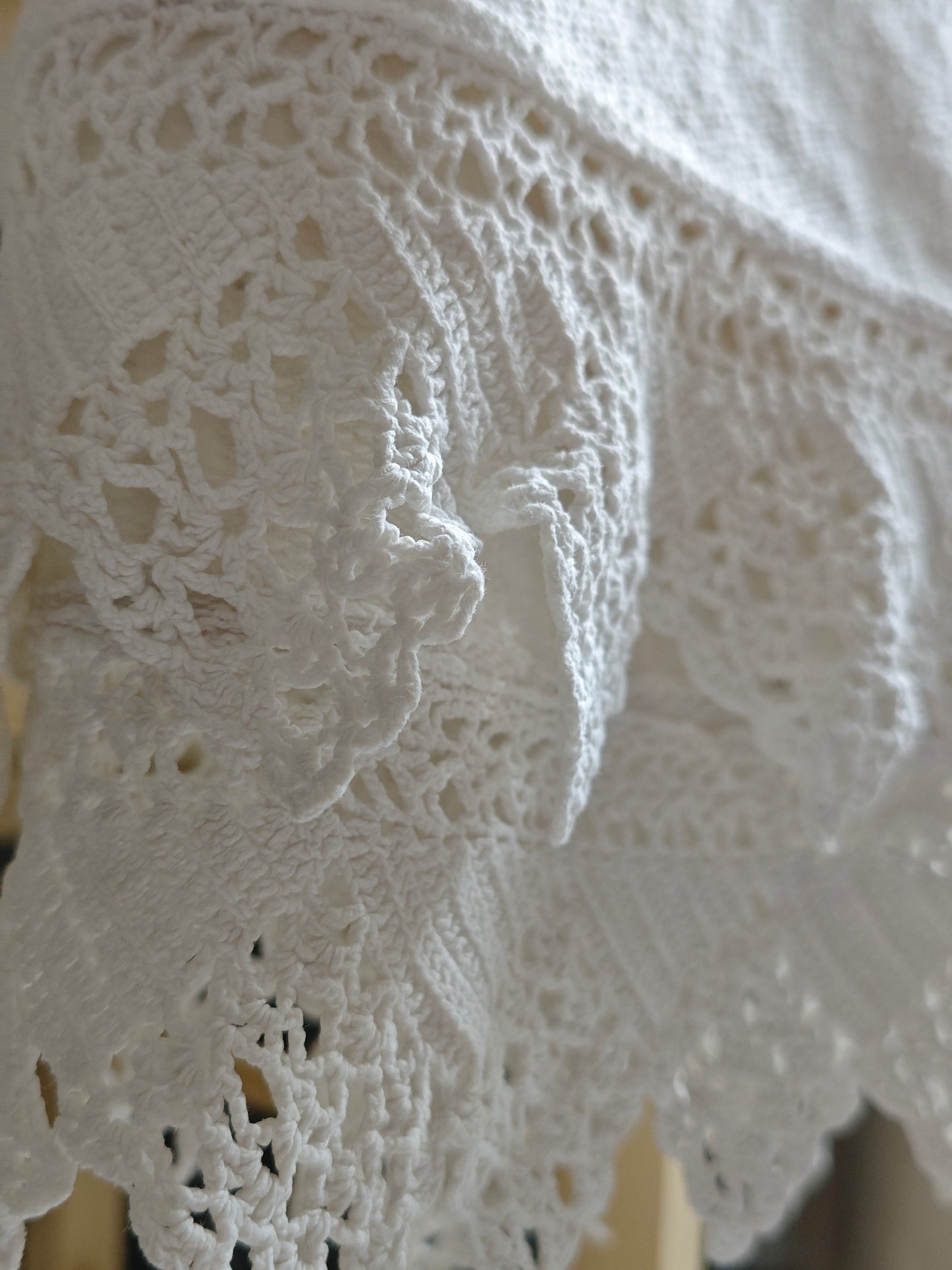 Tissu en coton ancien avec volants au crochet