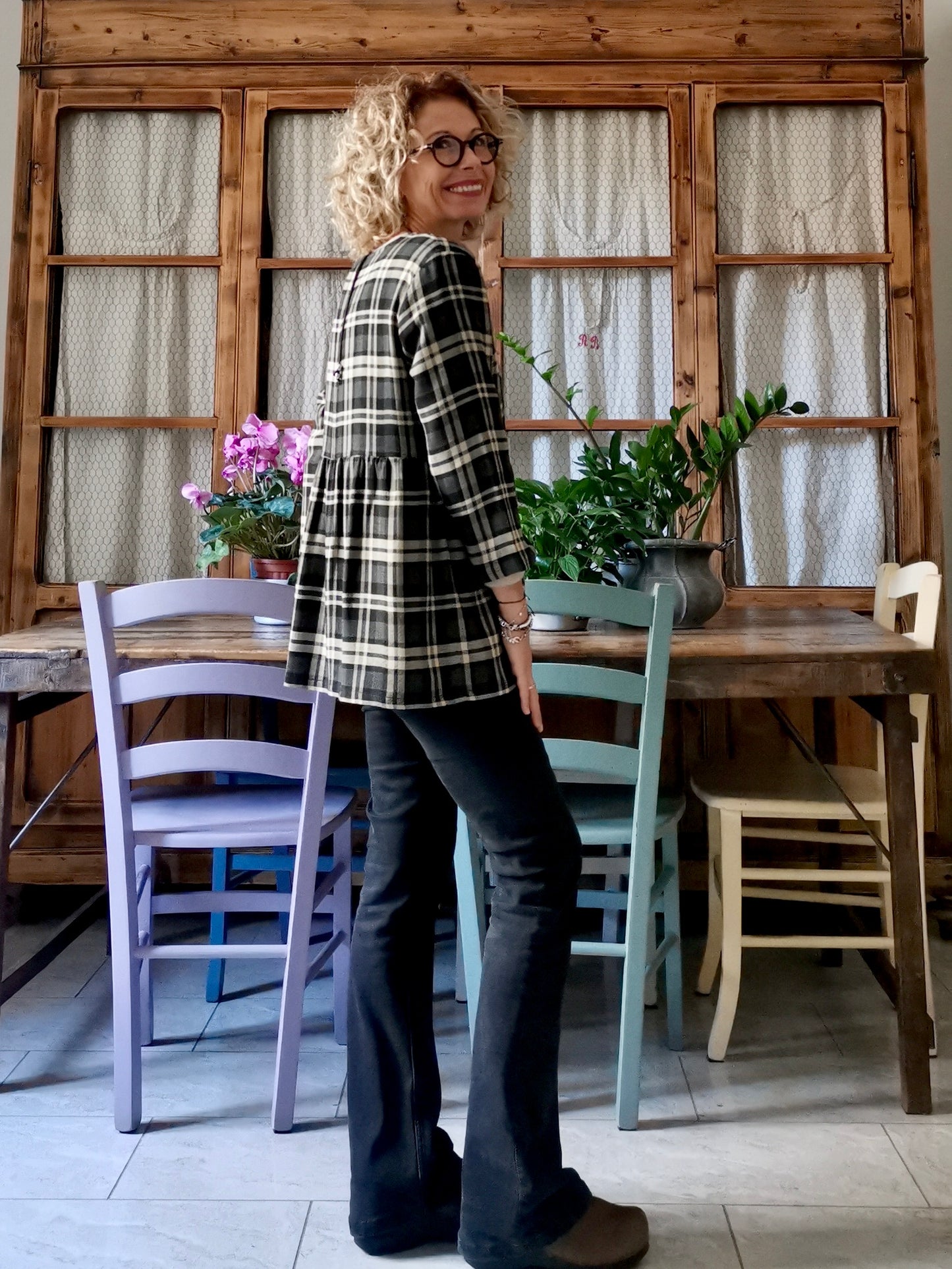 Camicia incrociata in lana tartan nera, grigia e beige