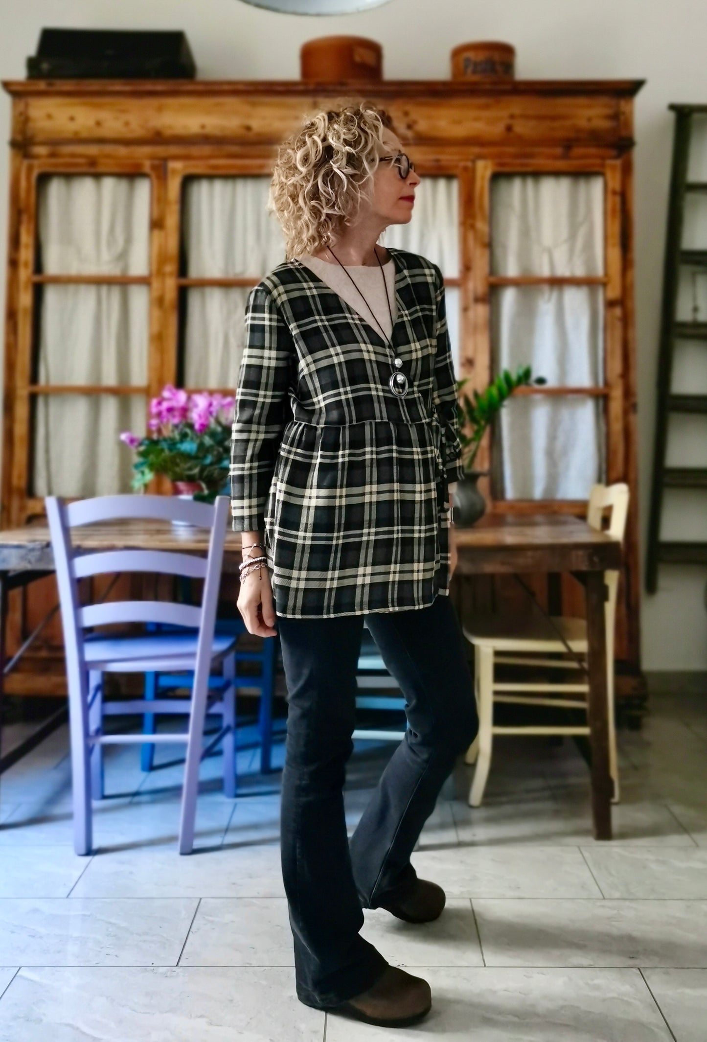 Camicia incrociata in lana tartan nera, grigia e beige