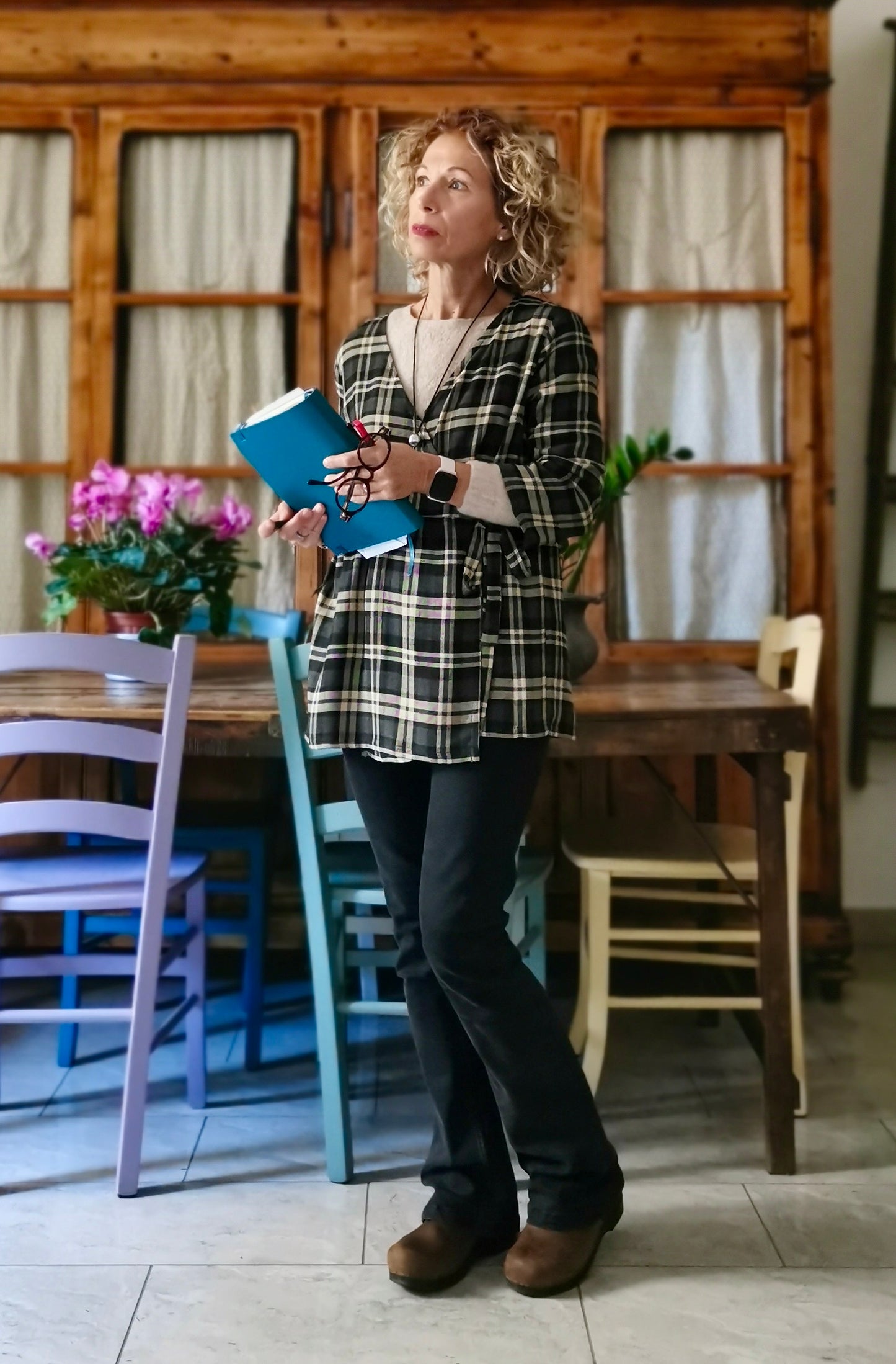 Camicia incrociata in lana tartan nera, grigia e beige