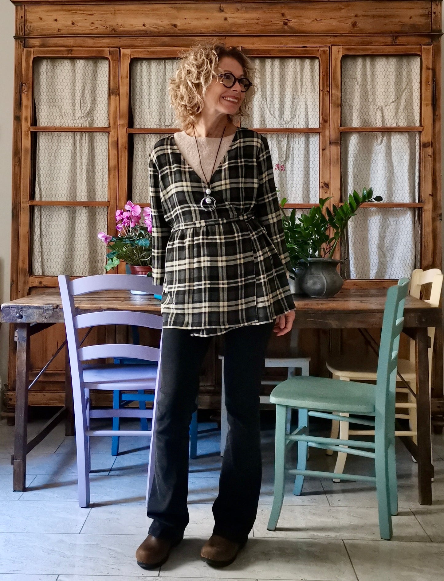 Camicia incrociata in lana tartan nera, grigia e beige