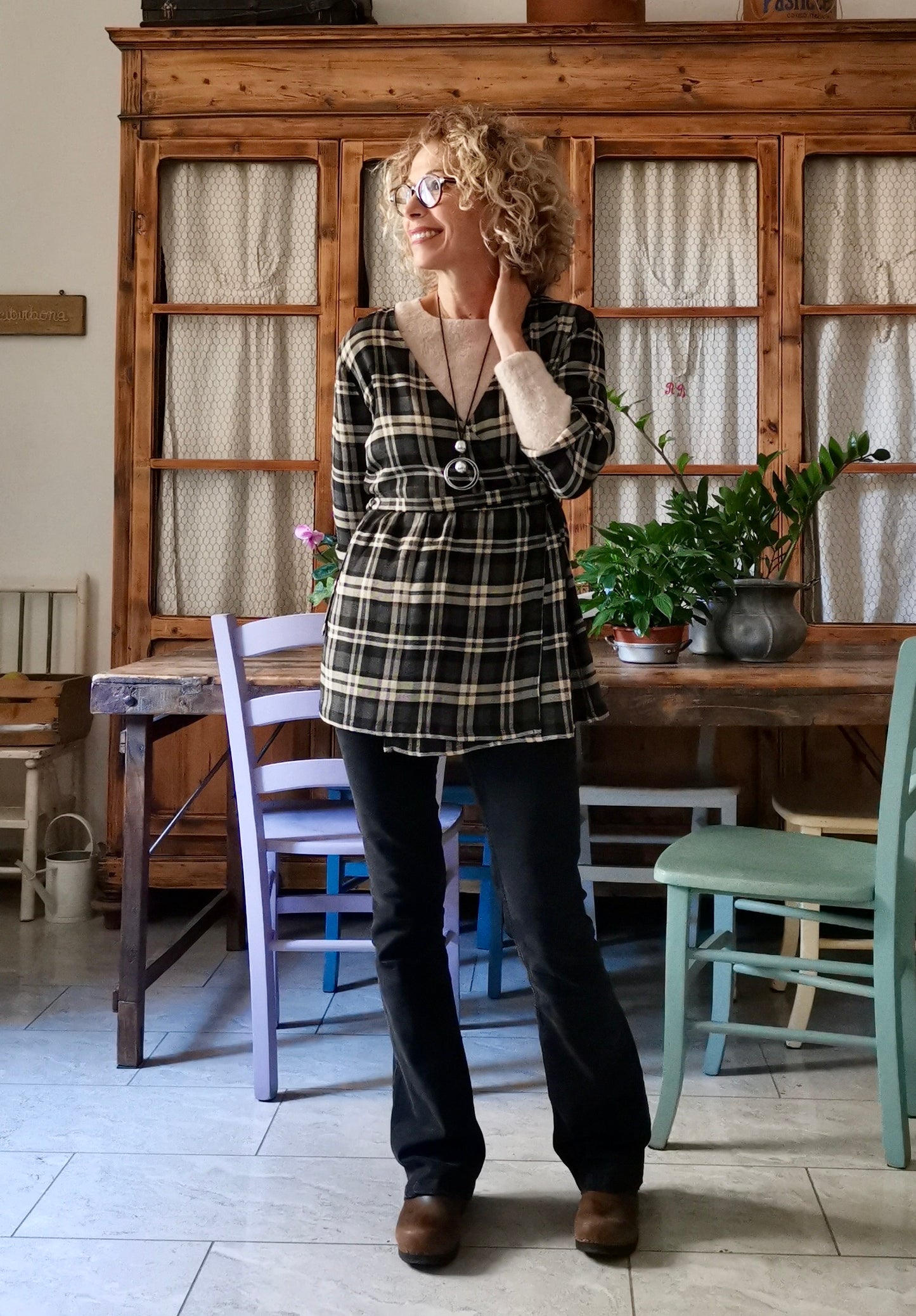 Camicia incrociata in lana tartan nera, grigia e beige