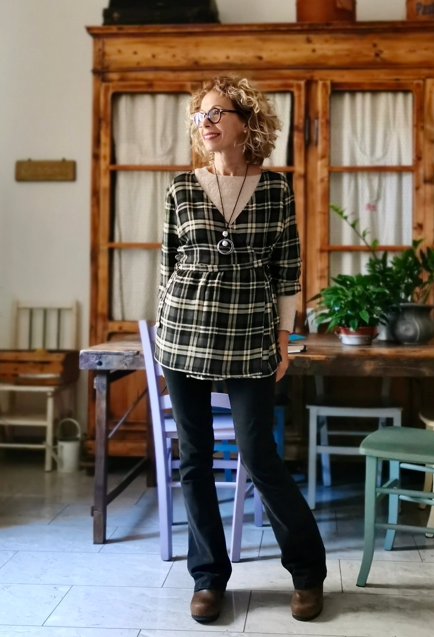 Camicia incrociata in lana tartan nera, grigia e beige