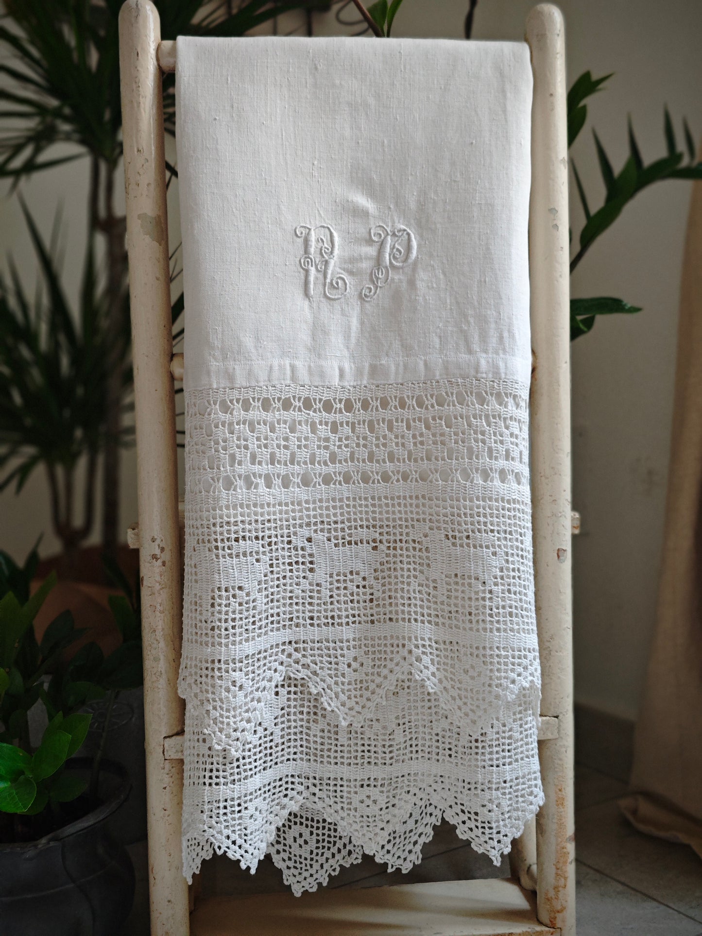 Drap en lin avec volants hauts au crochet et monogramme PN Kit N.2/4