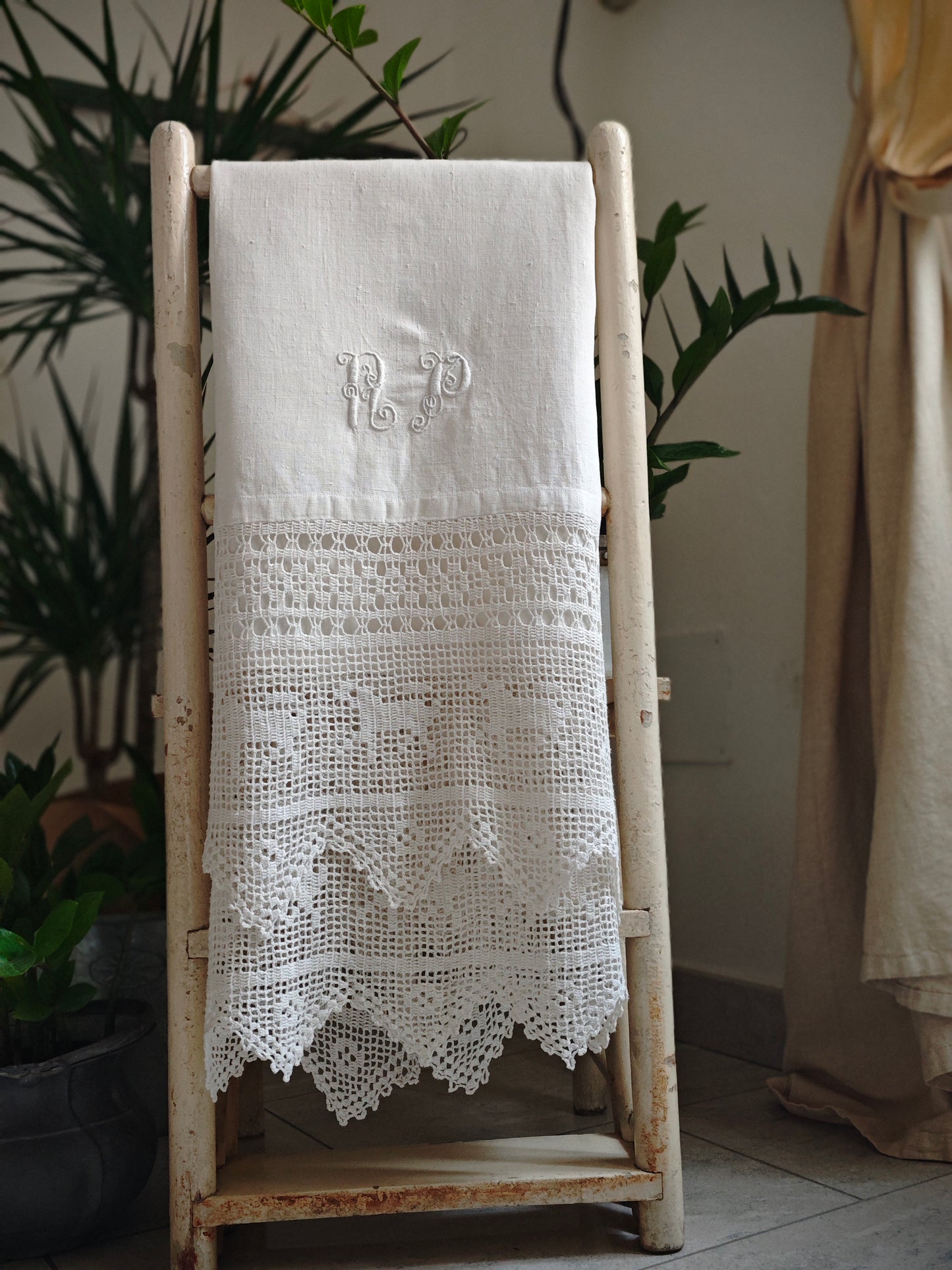 Drap en lin avec volants hauts au crochet et monogramme PN Kit N.2/4