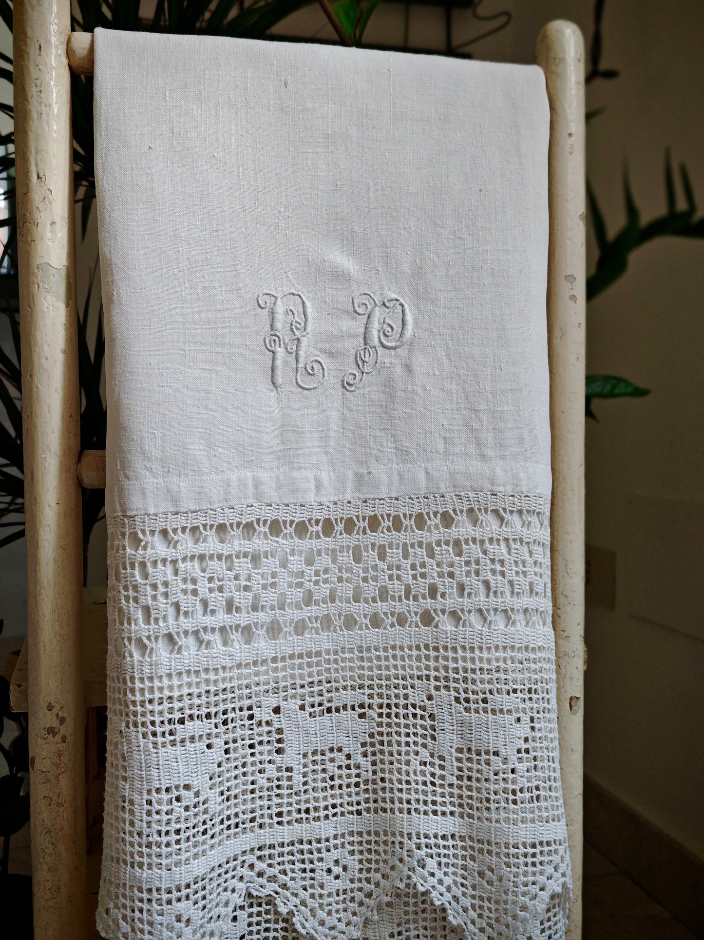 Drap en lin avec volants hauts au crochet et monogramme PN Kit N.2/4