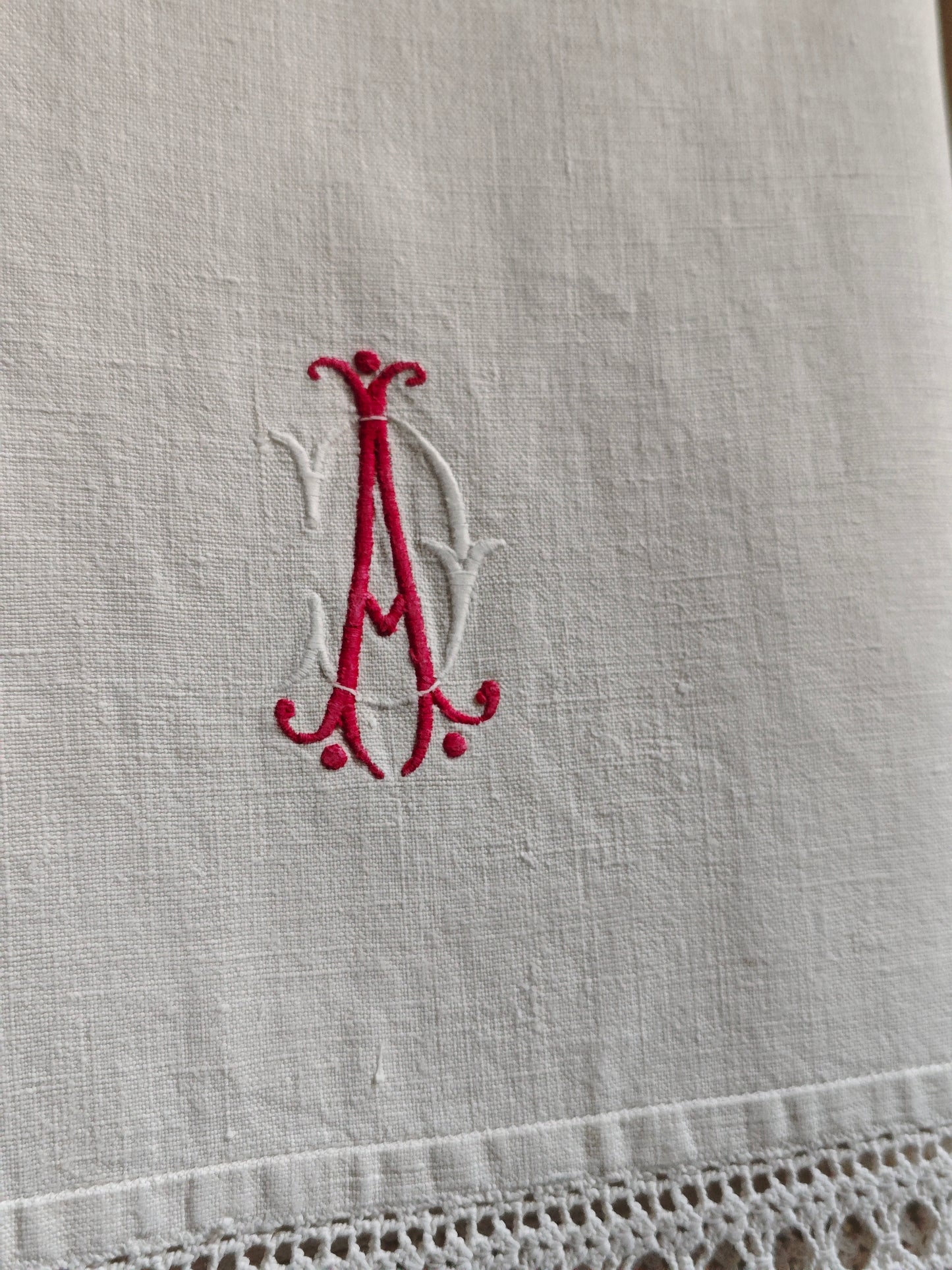 Tissu ancien avec monogramme DA et volant en dentelle