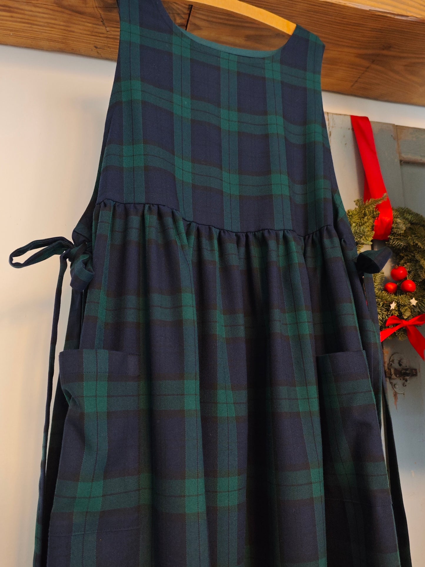 Green and blue tartan apron (Ref. 360)