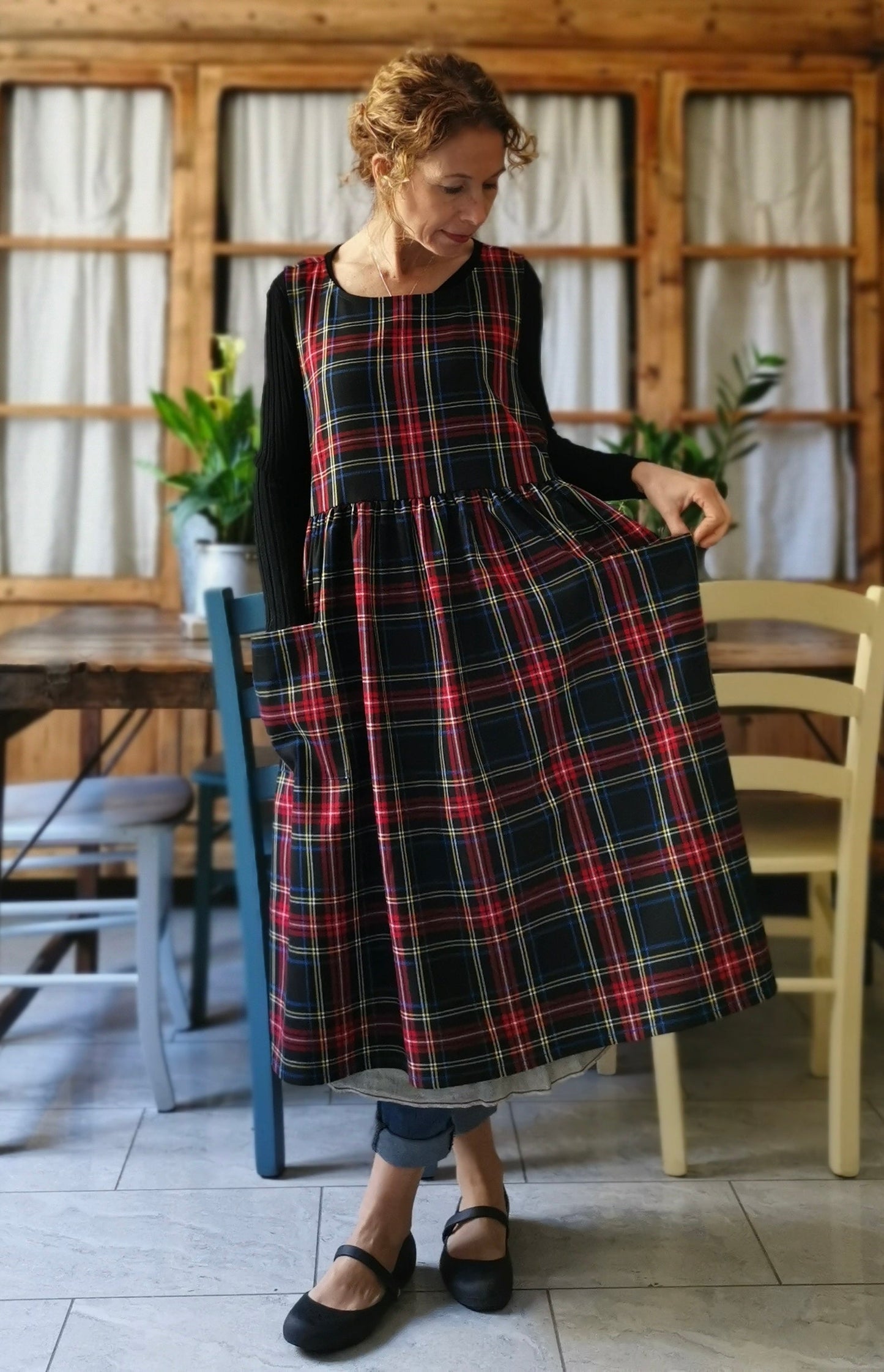 Grembiule per donna in tartan nero e rosso  (Ref. 48)