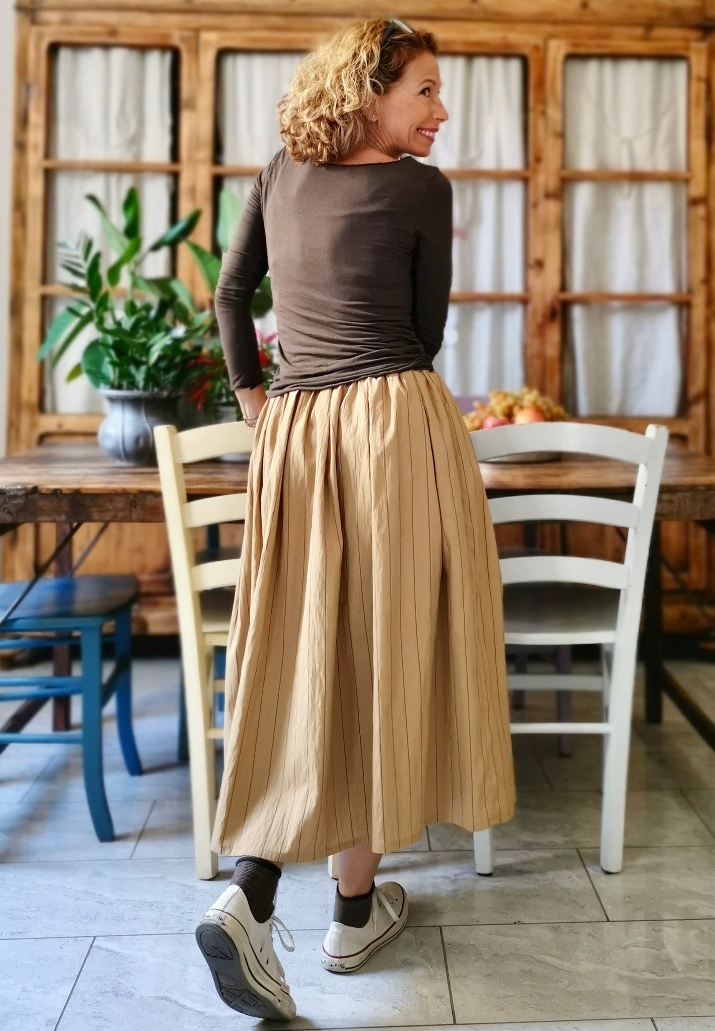 Beige cotton skirt with elastic waistband and pockets