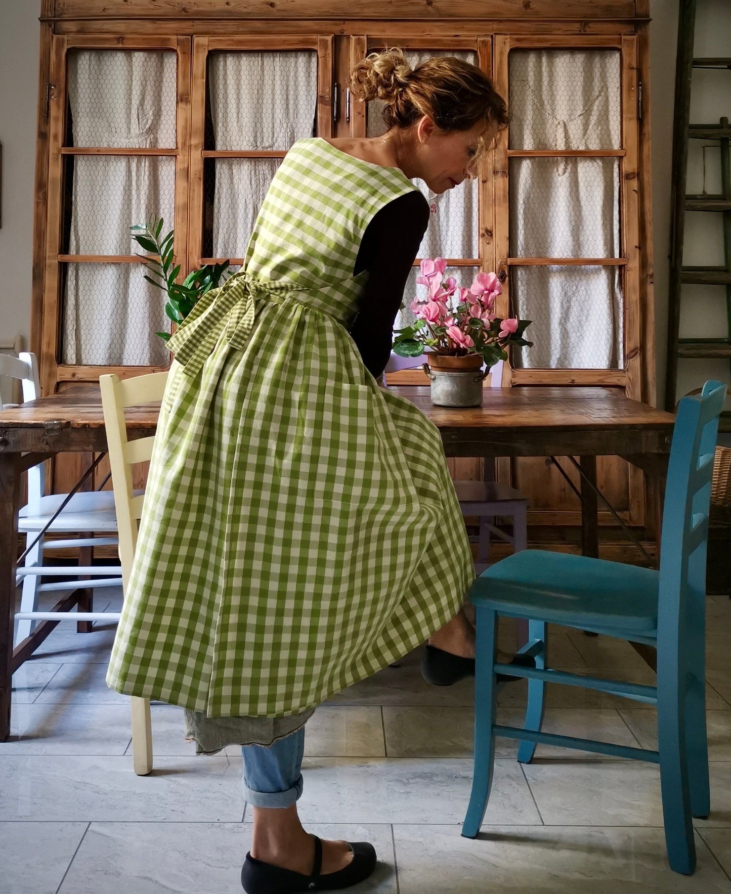 Kitchen apron for women in light green checked cotton