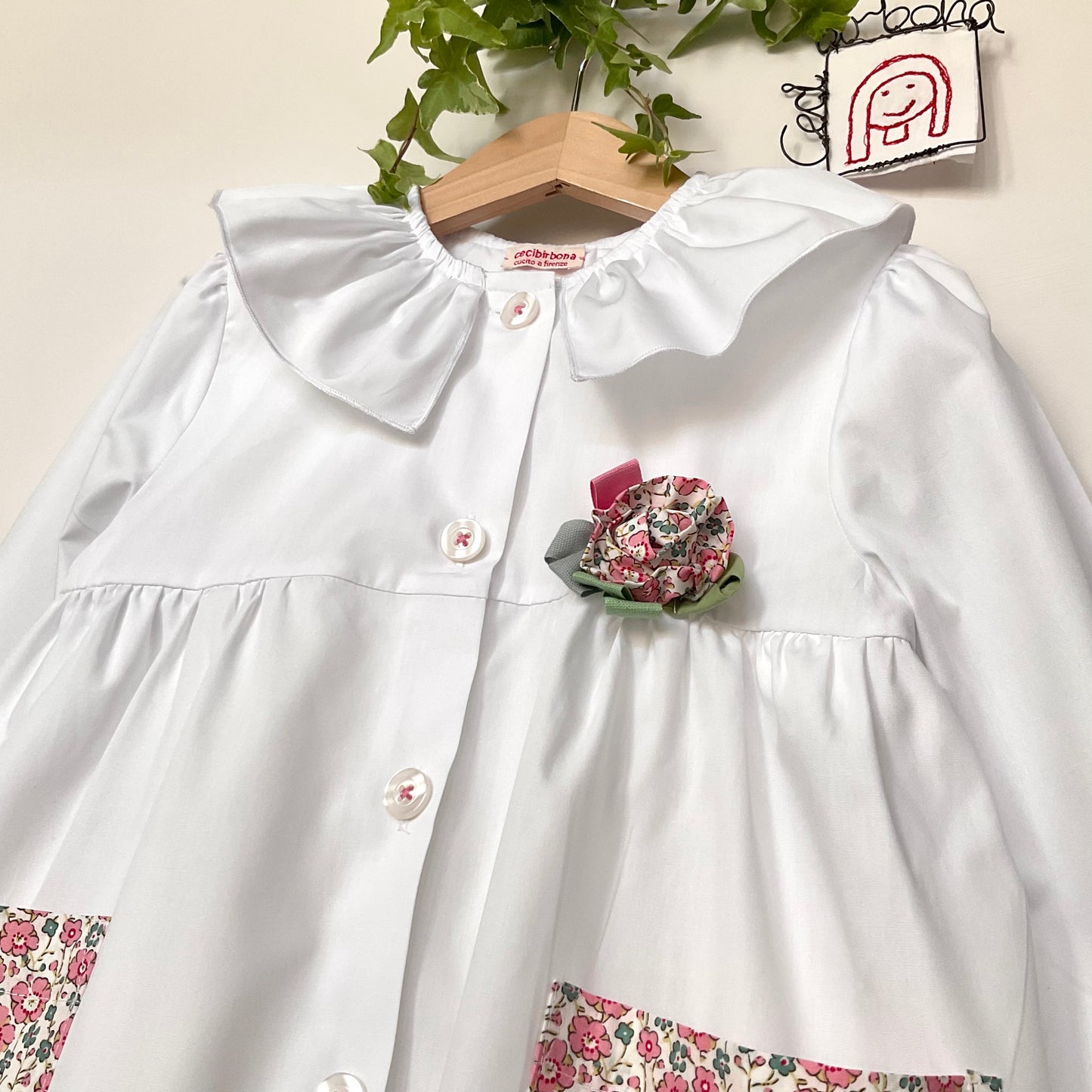 Il grembiulino con i fiori rosa e i nontiscordardime - Grembiule bianco per asilo con tasche a fiorellini rosa