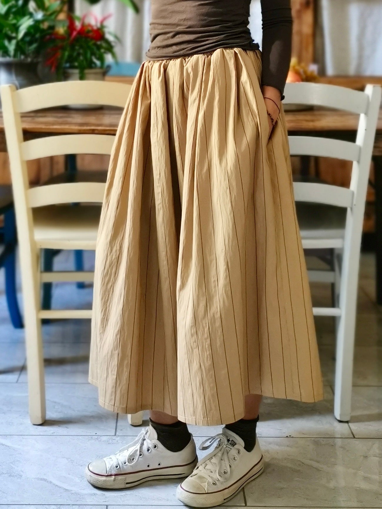 Beige cotton skirt with elastic waistband and pockets