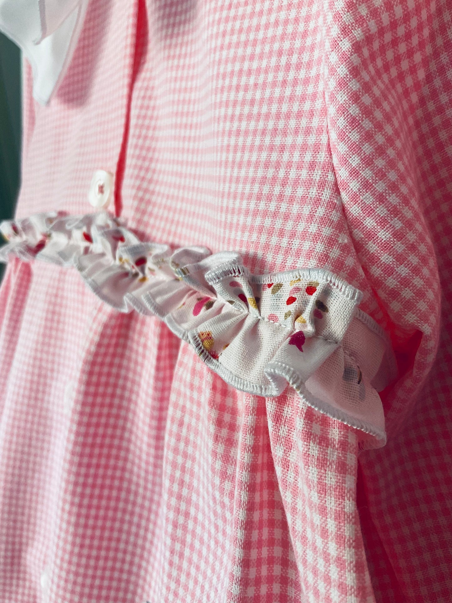 Il grembiulino con le fatine ballerine - Grembiule a quadrettini rosa per asilo con fantasia fatine rosa