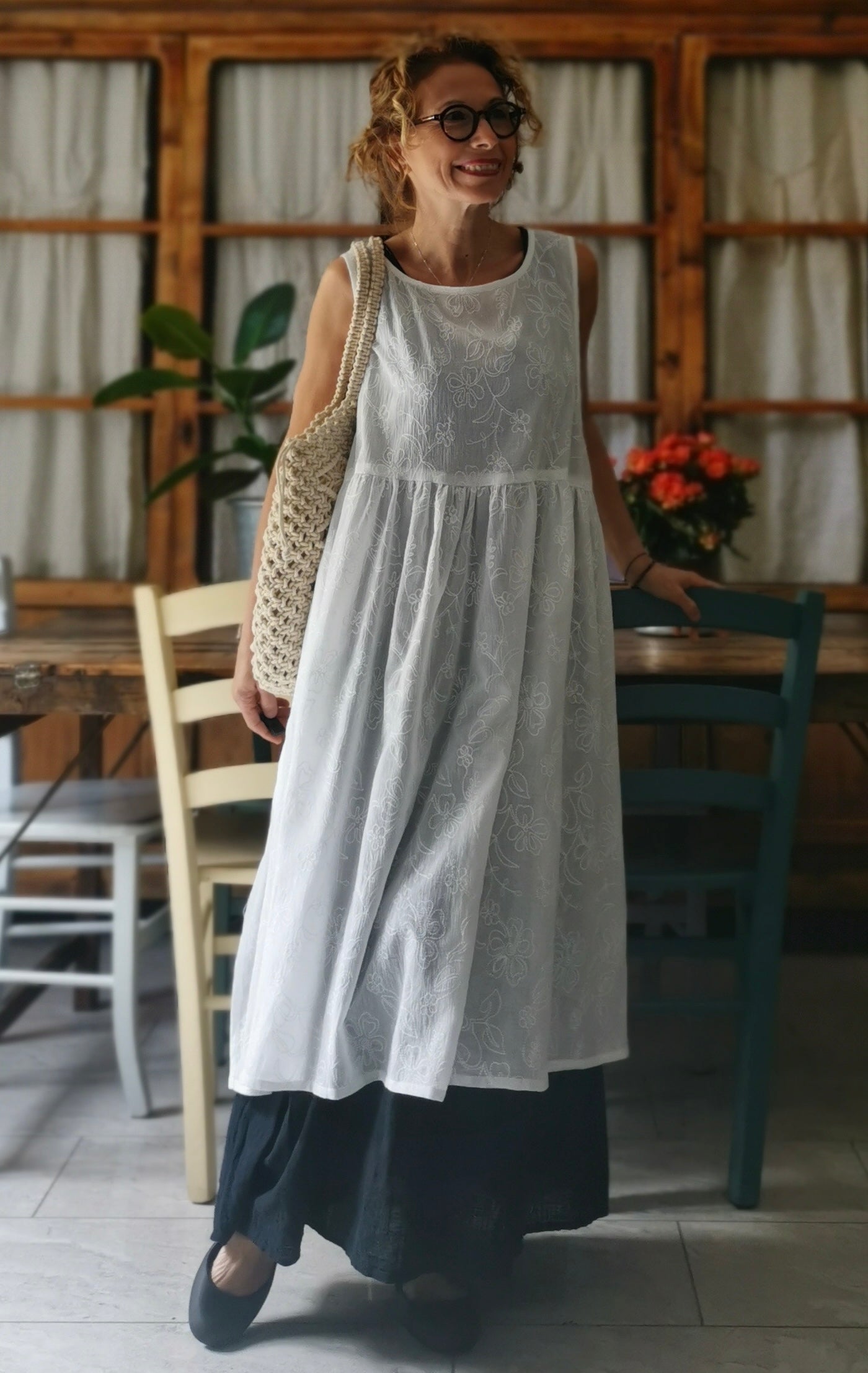 White embroidered gauze dress apron (Ref. 30)