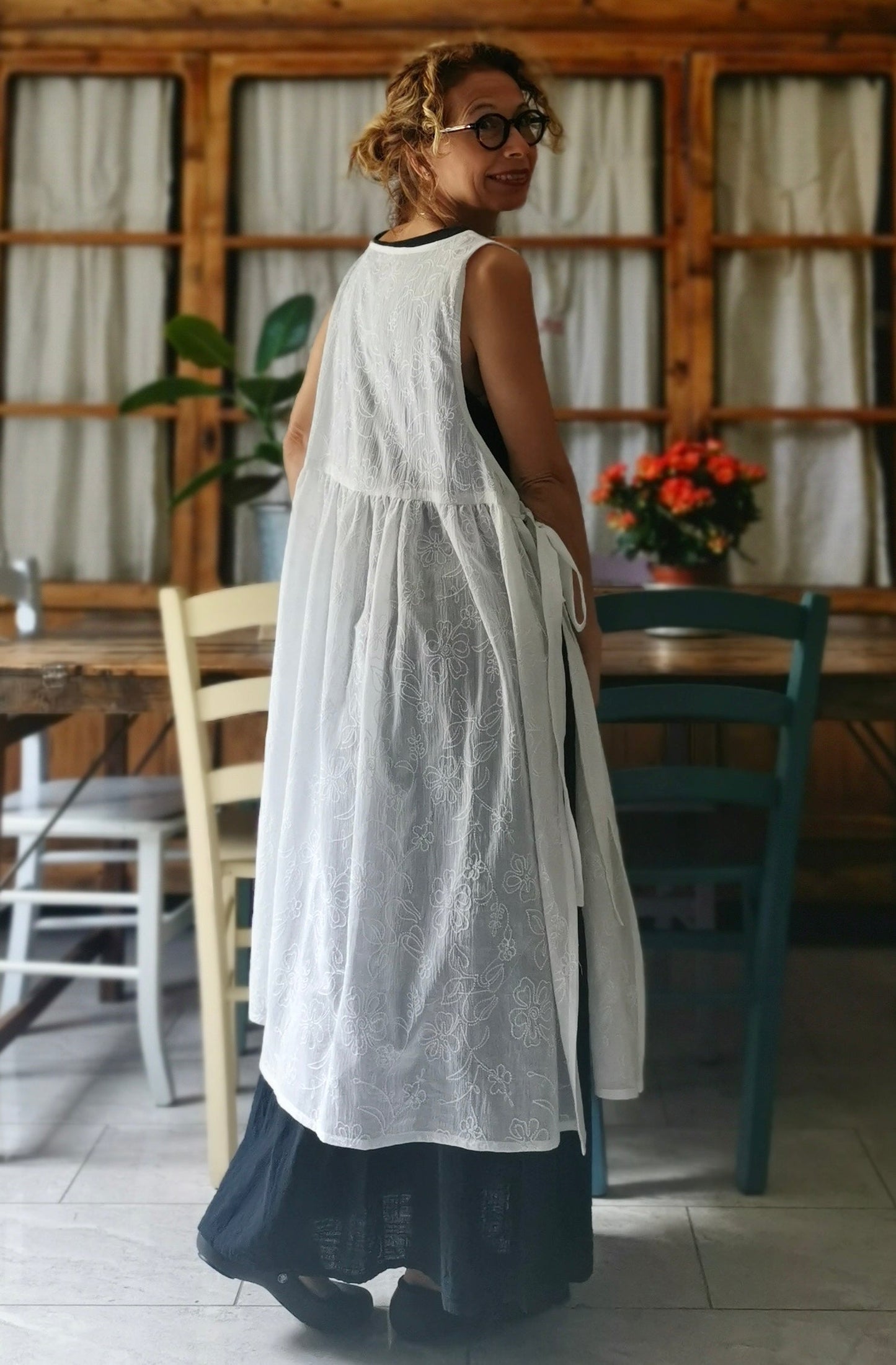 White embroidered gauze dress apron (Ref. 30)