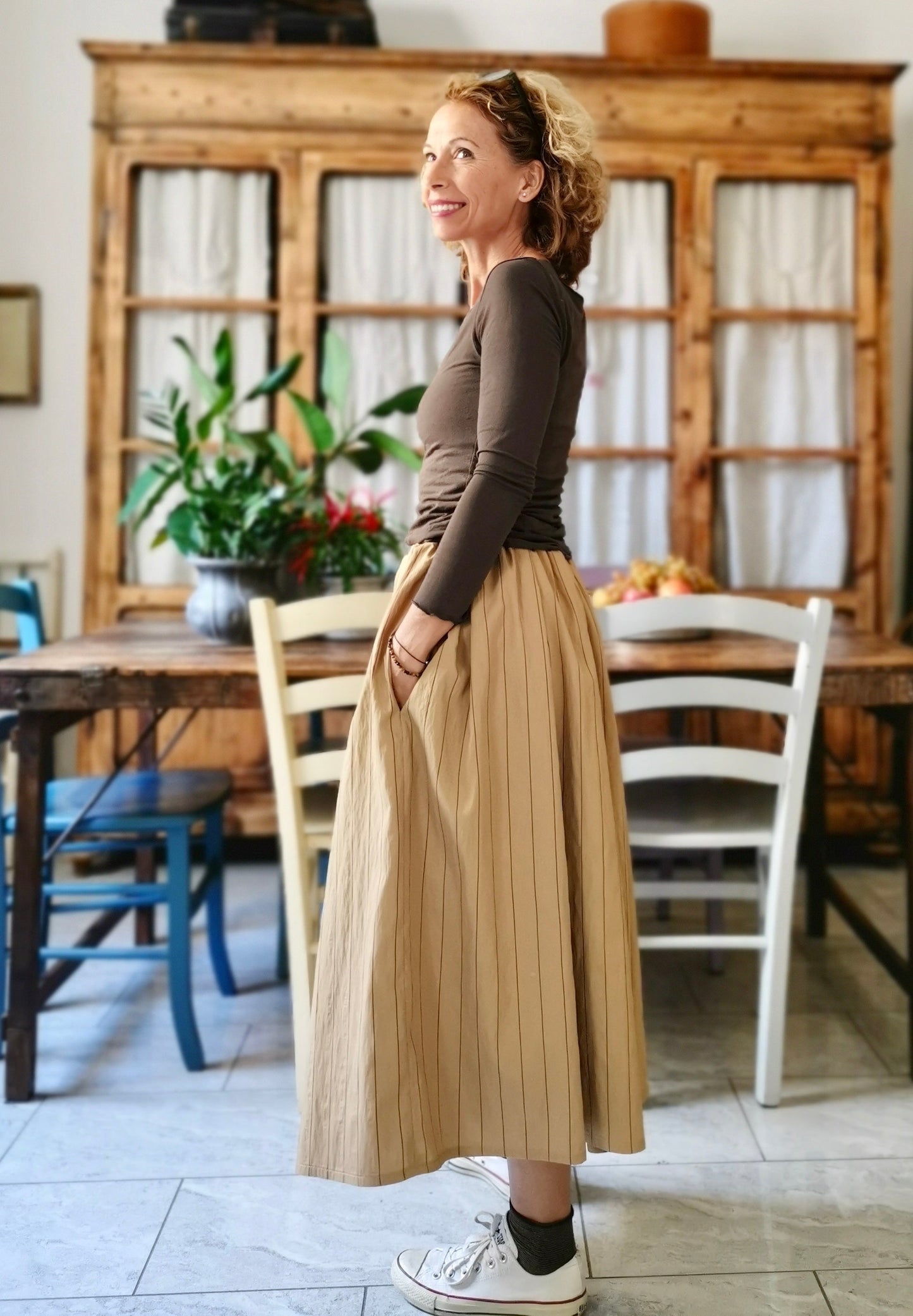 Beige cotton skirt with elastic waistband and pockets