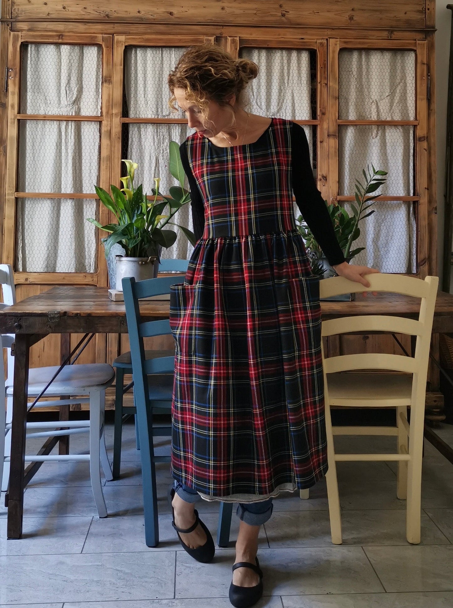 Grembiule per donna in tartan nero e rosso  (Ref. 48)