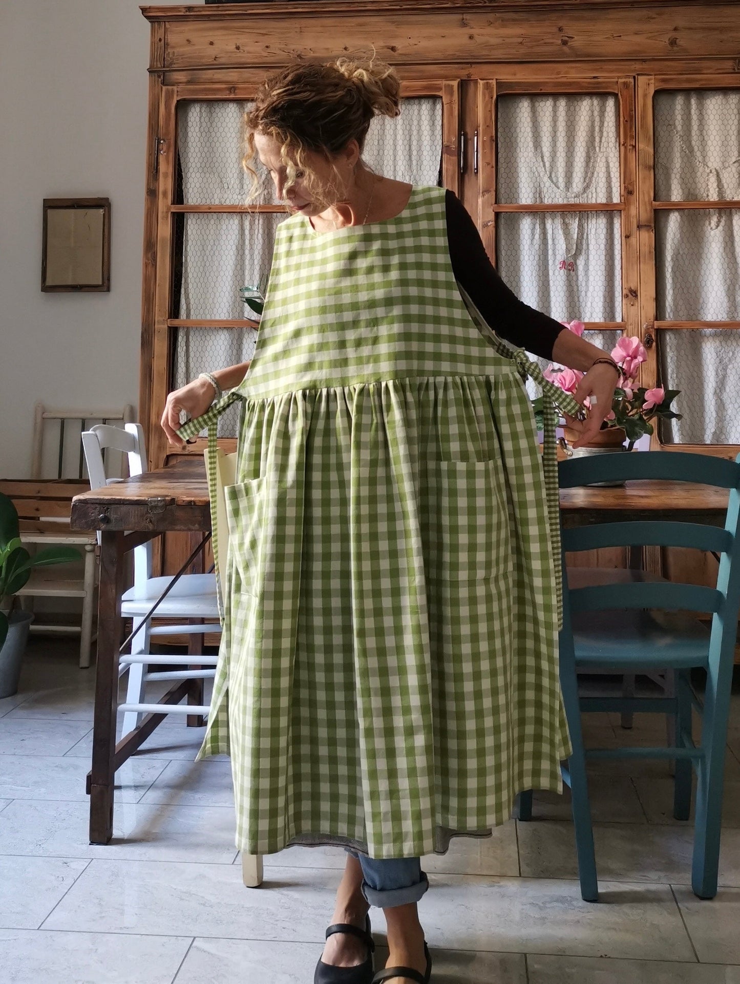 Kitchen apron for women in light green checked cotton