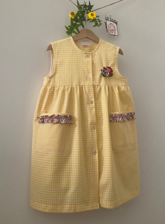 Sleeveless apron with yellow checks