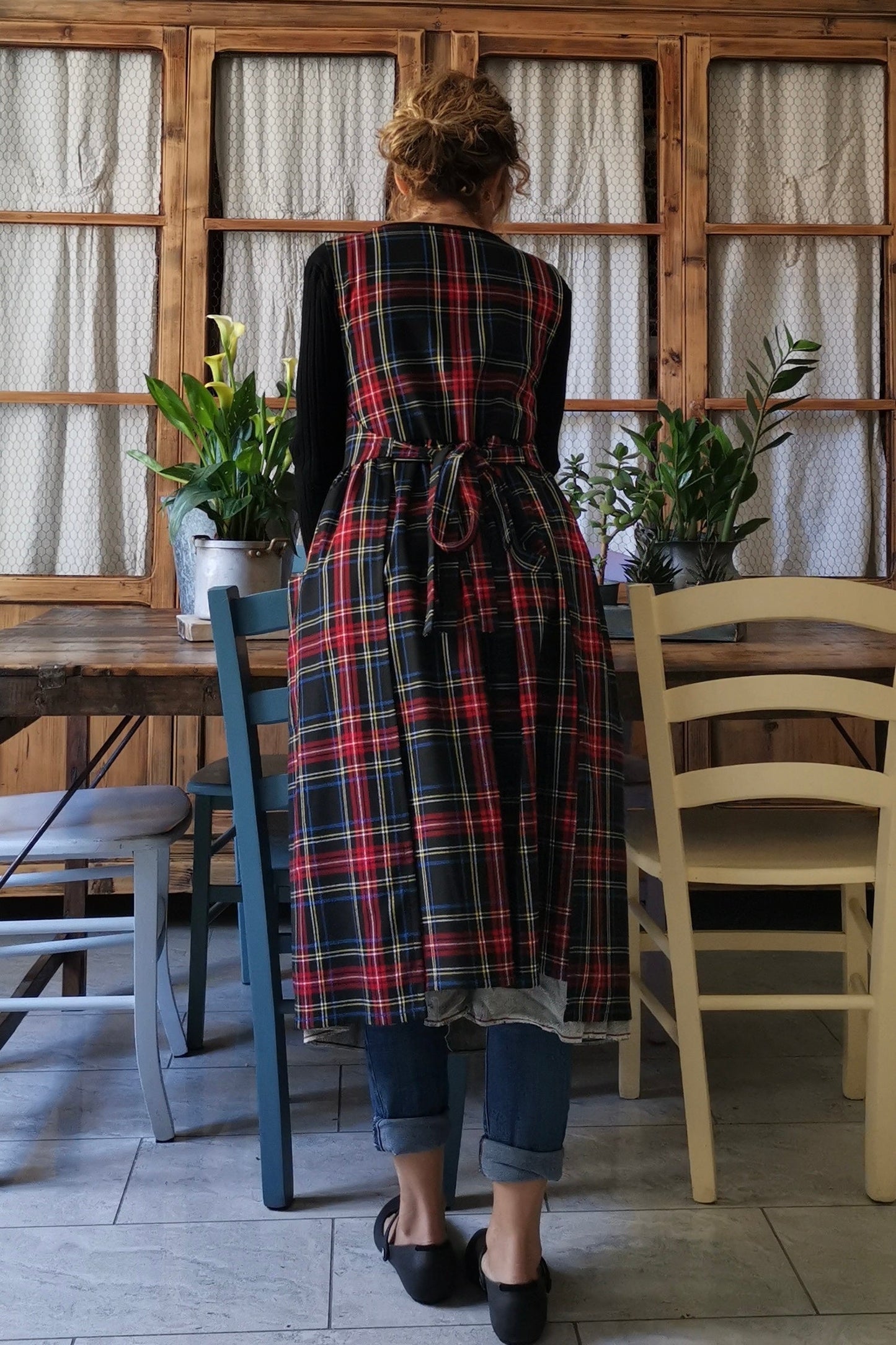 Grembiule per donna in tartan nero e rosso  (Ref. 48)