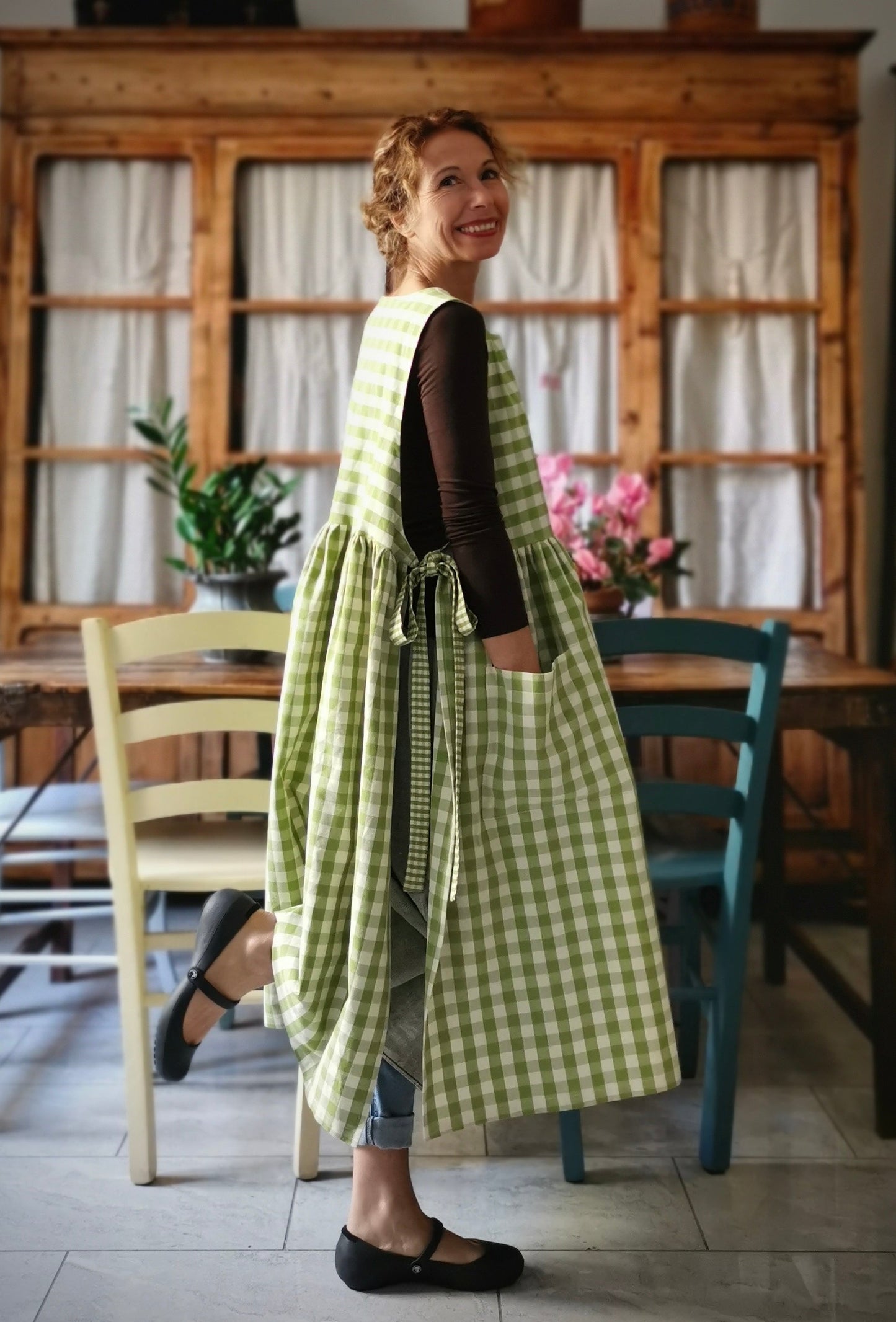 Kitchen apron for women in light green checked cotton