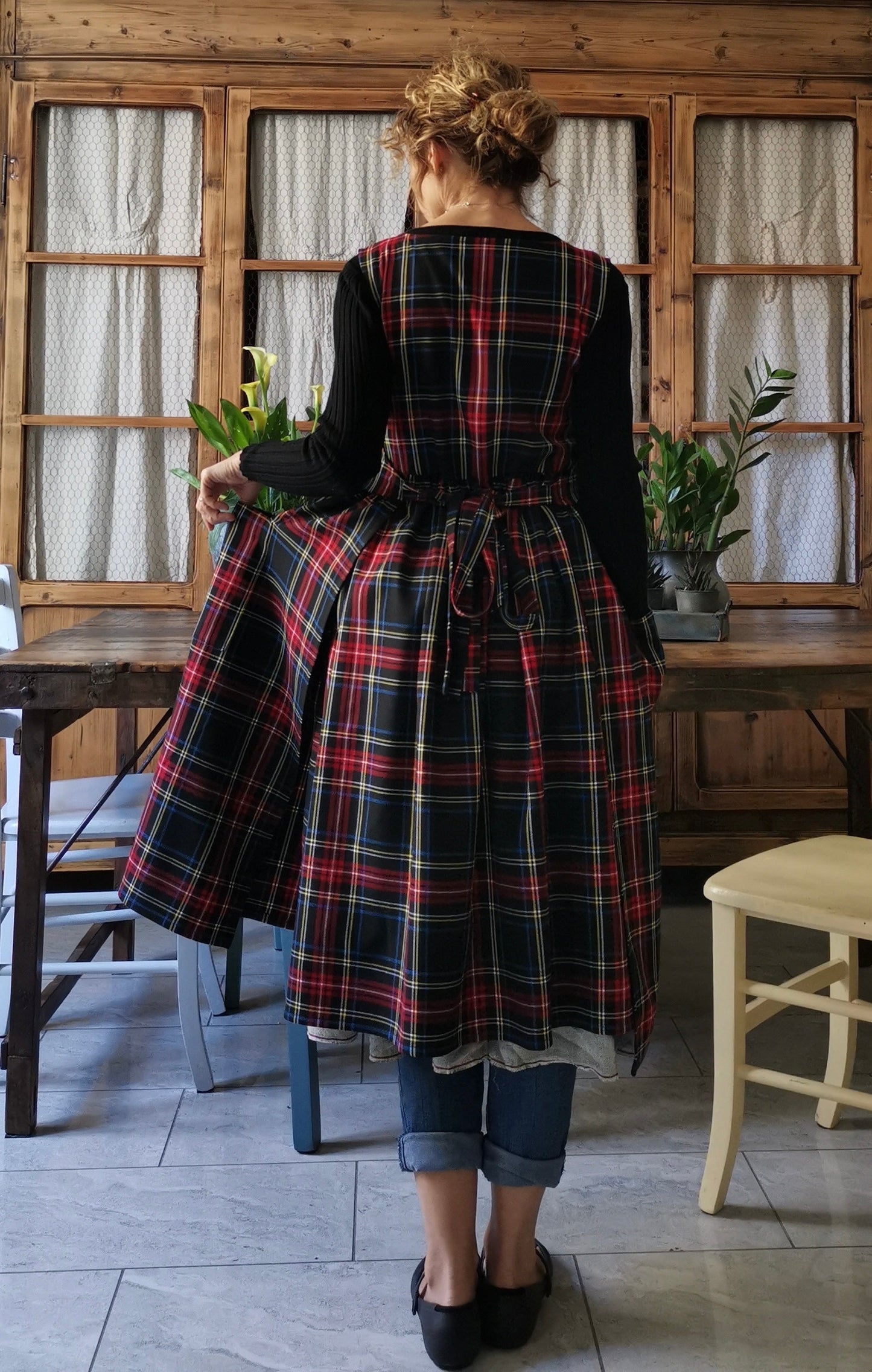 Grembiule per donna in tartan nero e rosso  (Ref. 48)