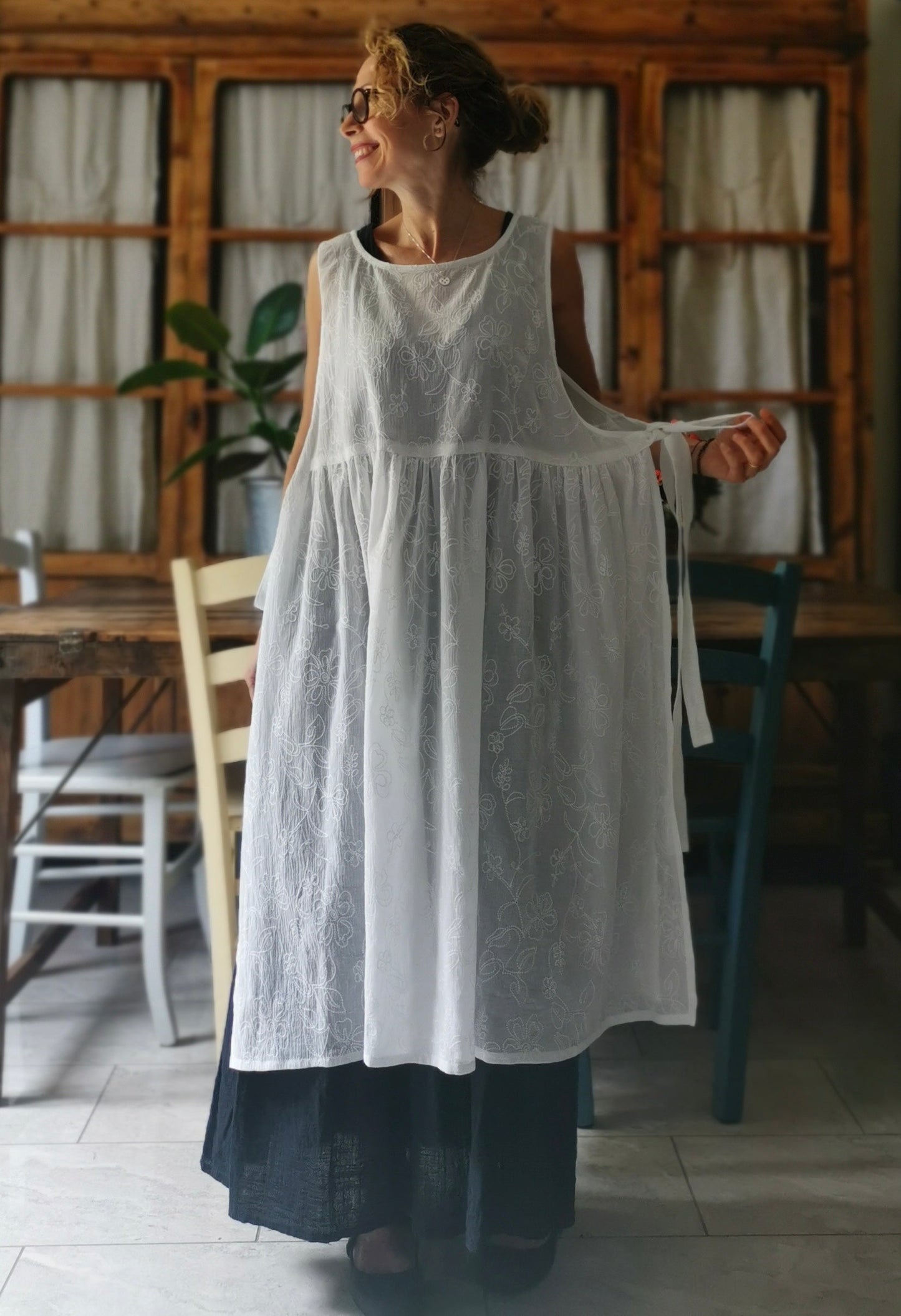 White embroidered gauze dress apron (Ref. 30)