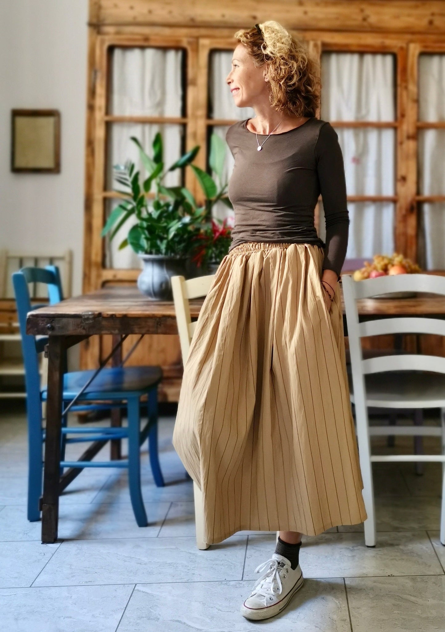 Beige cotton skirt with elastic waistband and pockets