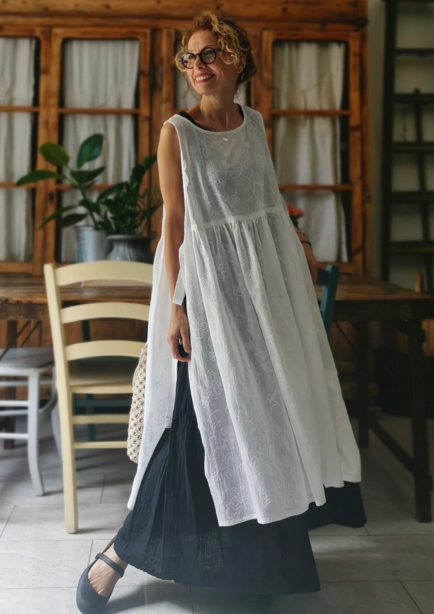 White embroidered gauze dress apron (Ref. 30)