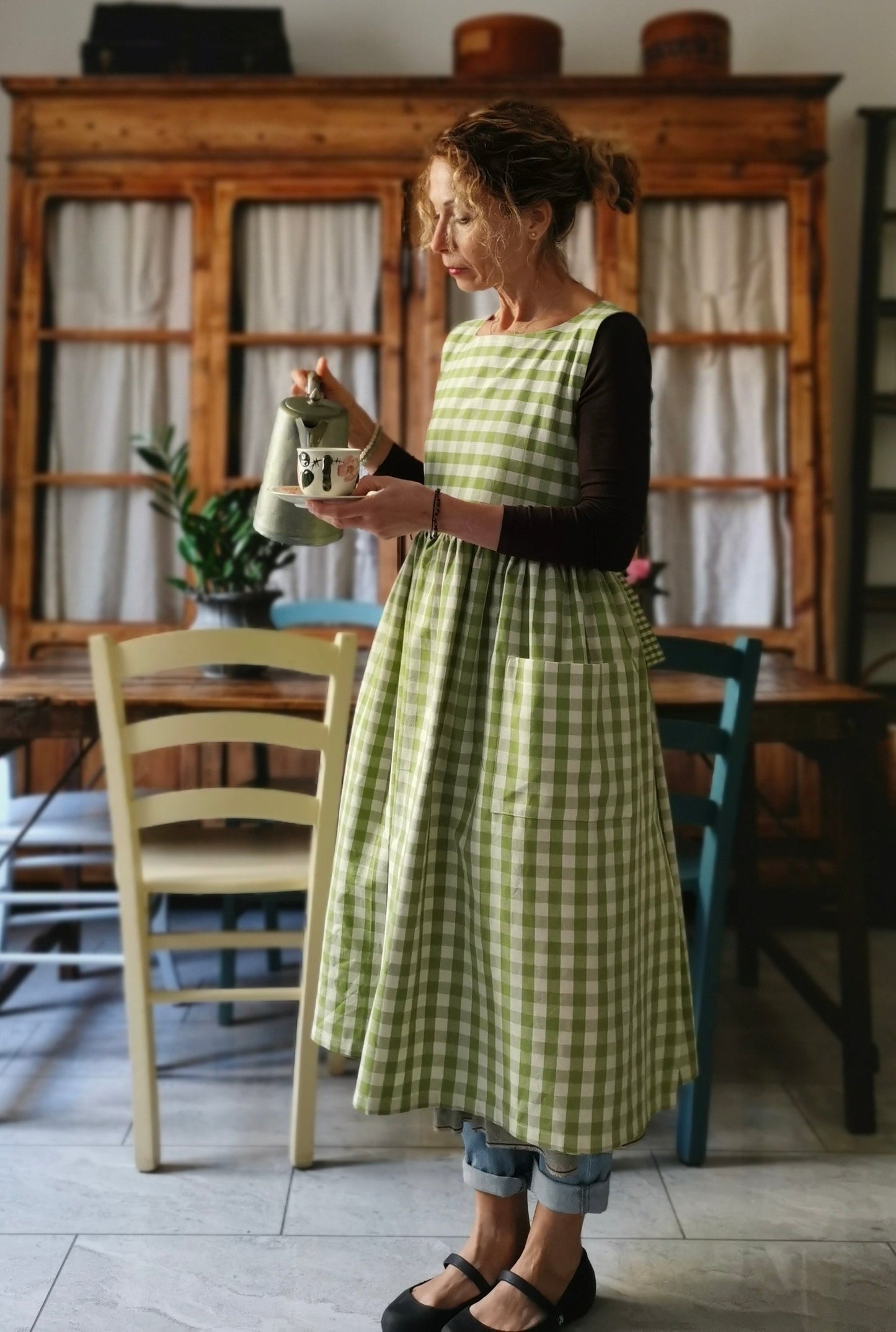 Kitchen apron for women in light green checked cotton