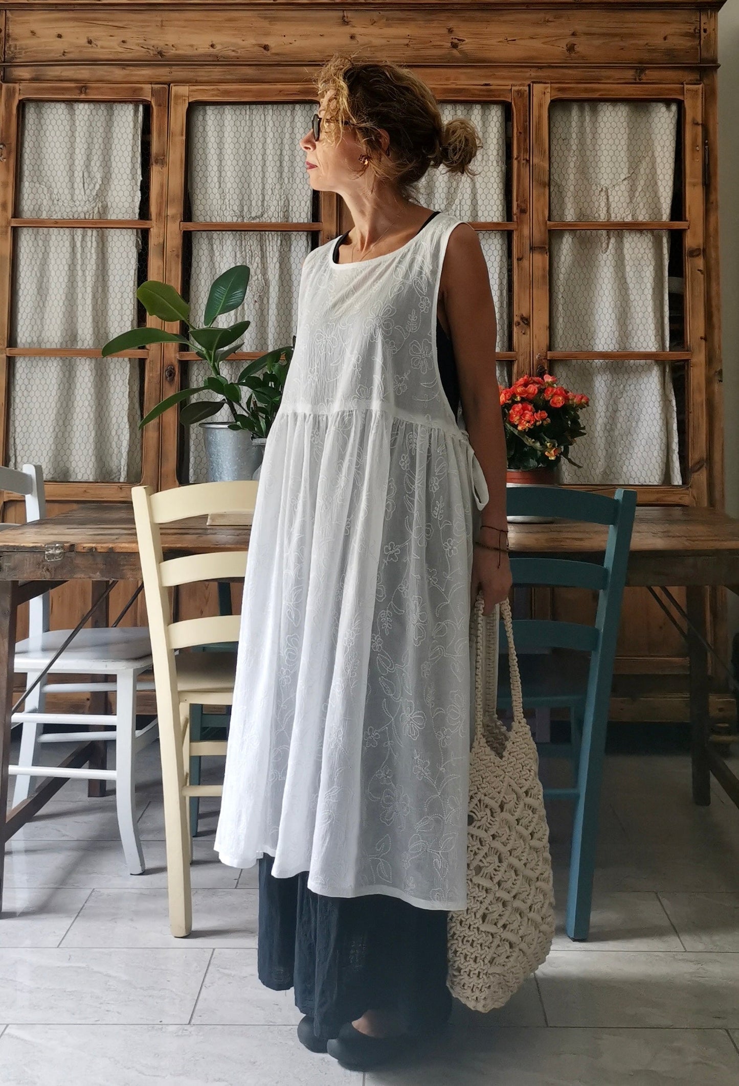 White embroidered gauze dress apron (Ref. 30)